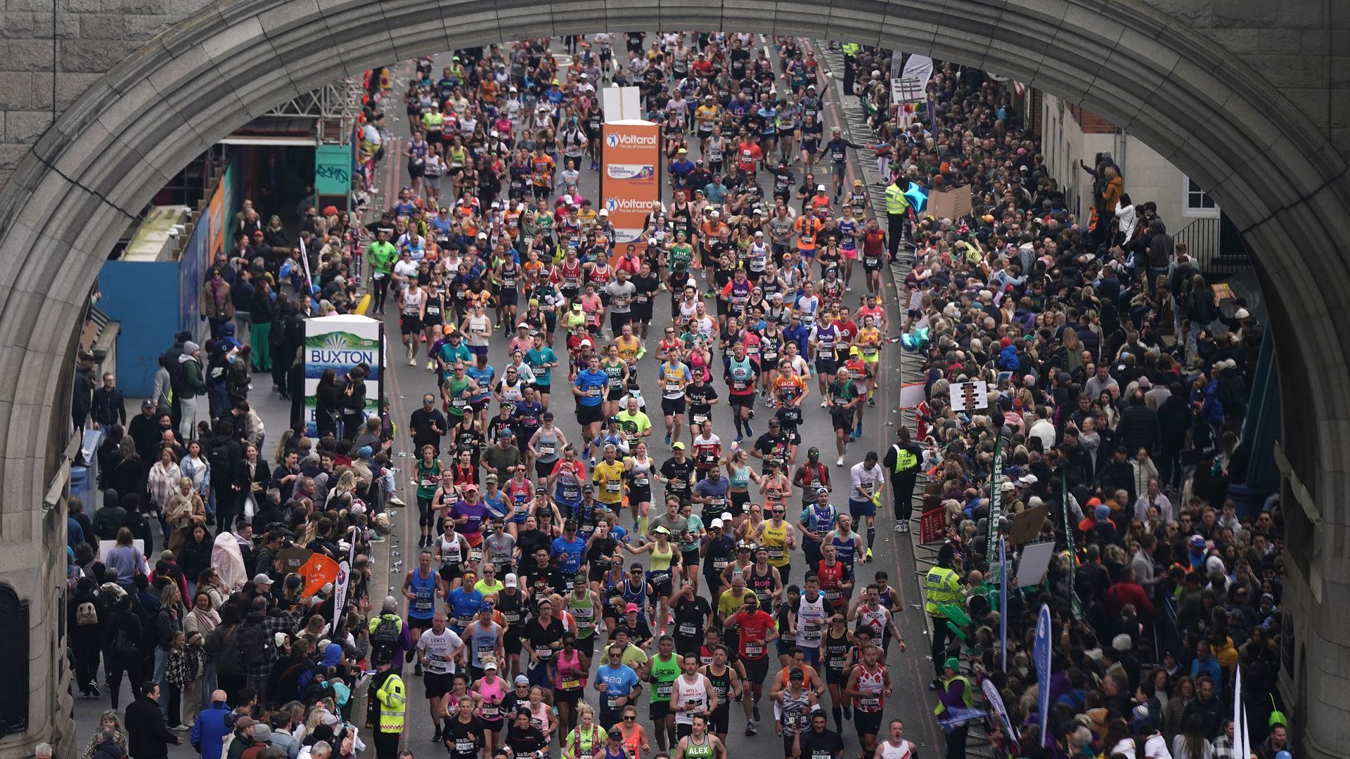 Archivo - Corredores bajo el Tower Bridge durante la Maratón de Londres de 2024. Archivo - Corredores bajo el Tower Bridge durante la Maratón de Londres de 2024.