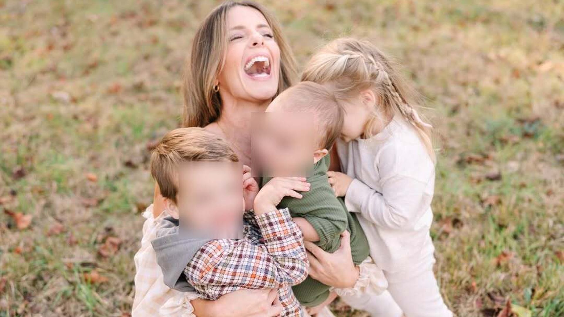 Carly Douglas, junto a sus tres hijos