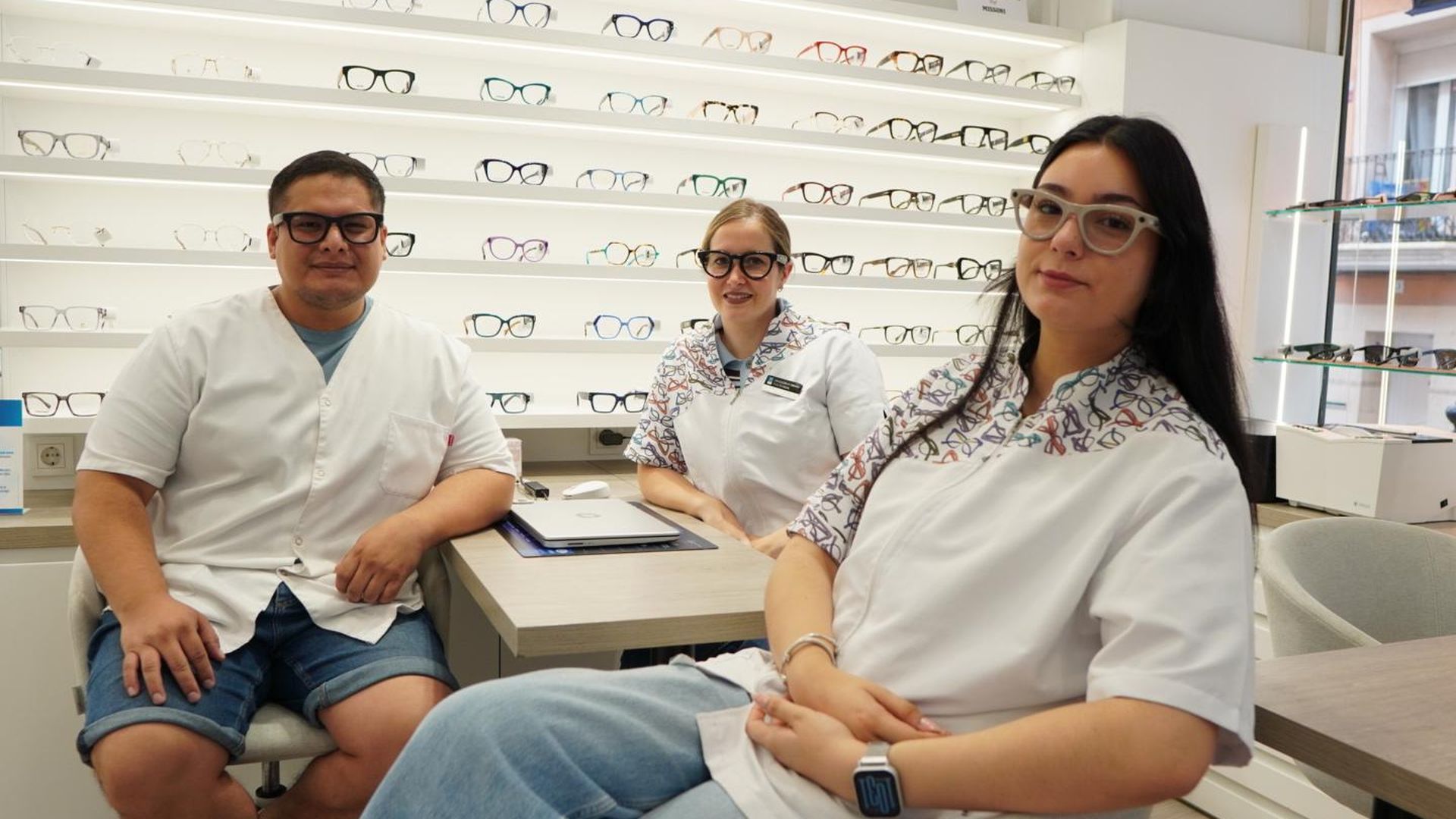 Eduardo y sus compañeras con las gafas inteligentes que utilizan en la óptica Eduardo y sus compañeras con las gafas inteligentes que utilizan en la óptica