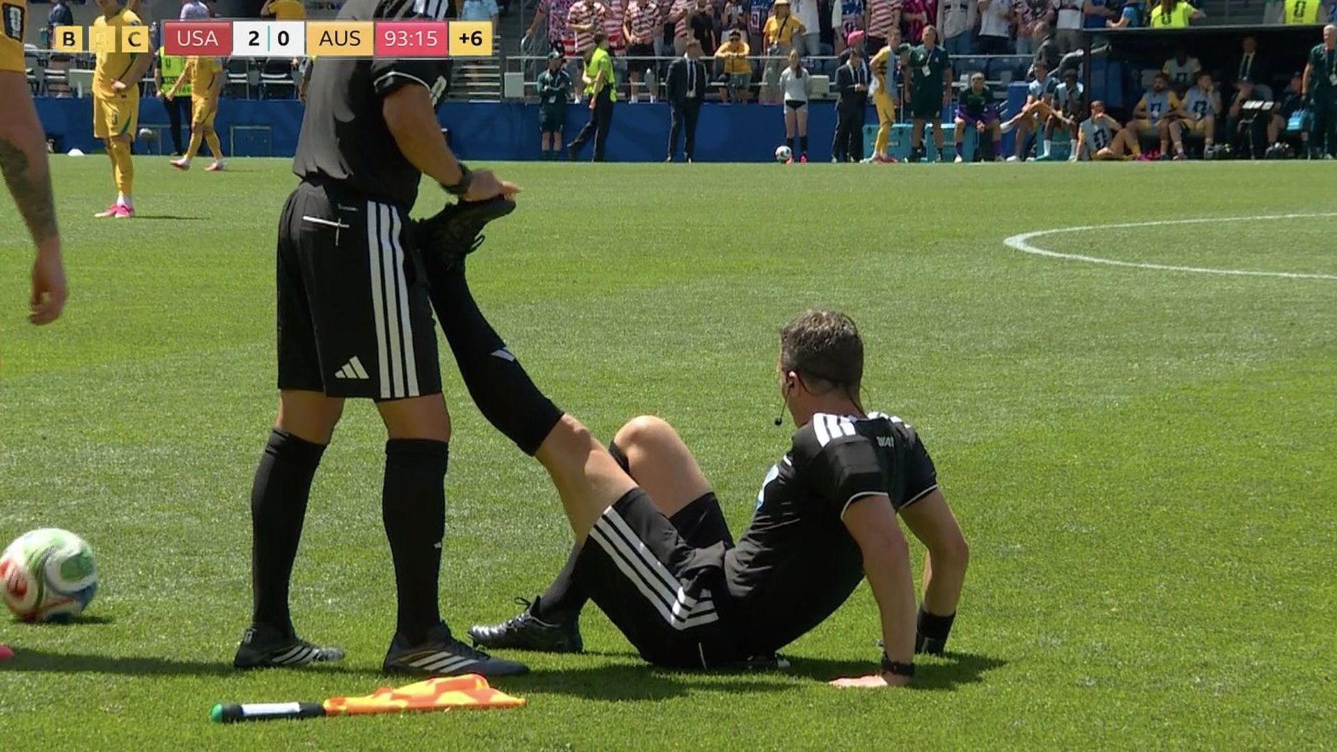 El árbitro del Estados Unidos - Australia acaba el partido con un calambre. El árbitro del Estados Unidos - Australia acaba el partido con un calambre.