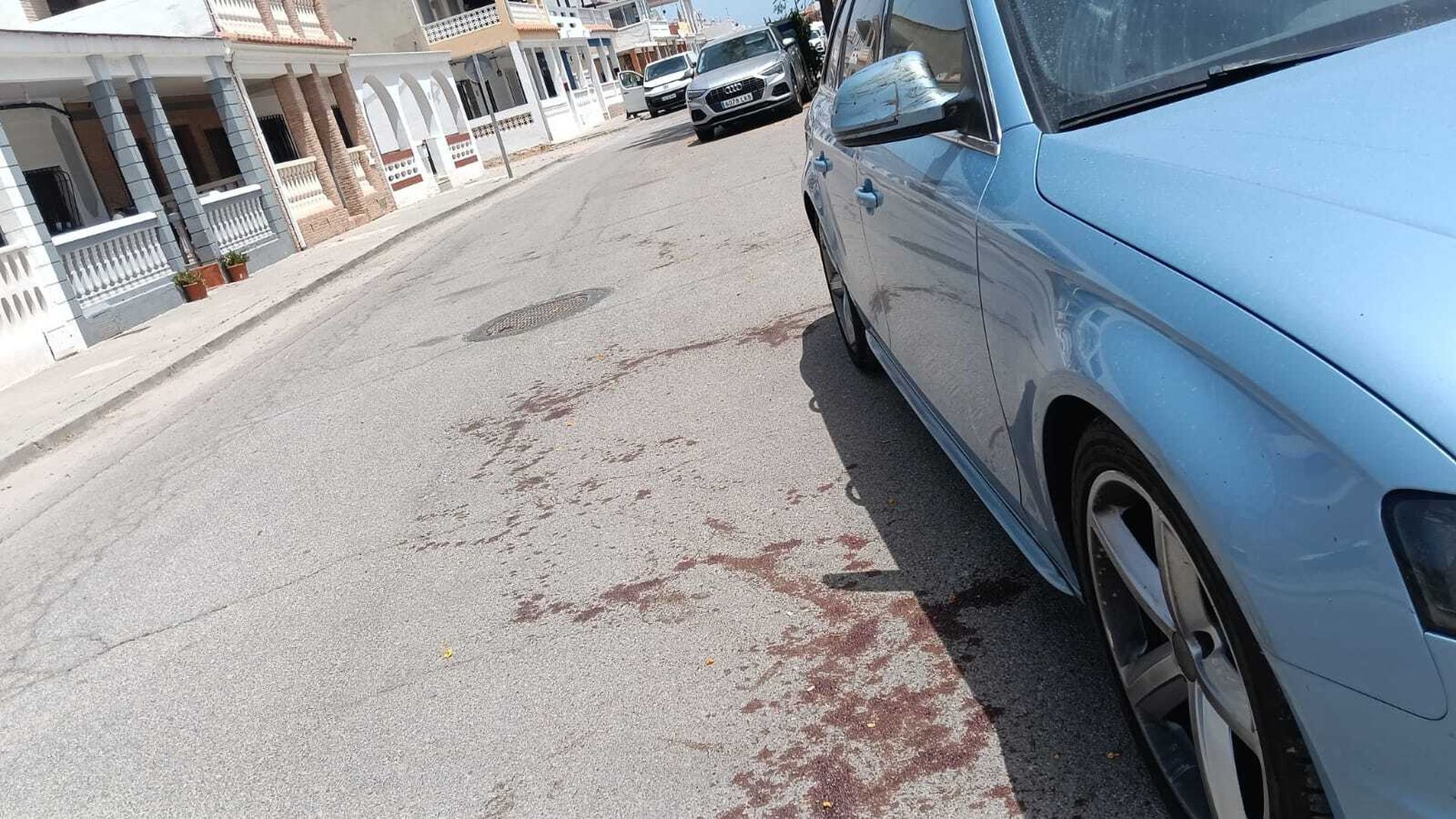 El detenido apuñaló presuntamente a la víctima contra este vehículo El detenido apuñaló presuntamente a la víctima contra este vehículo