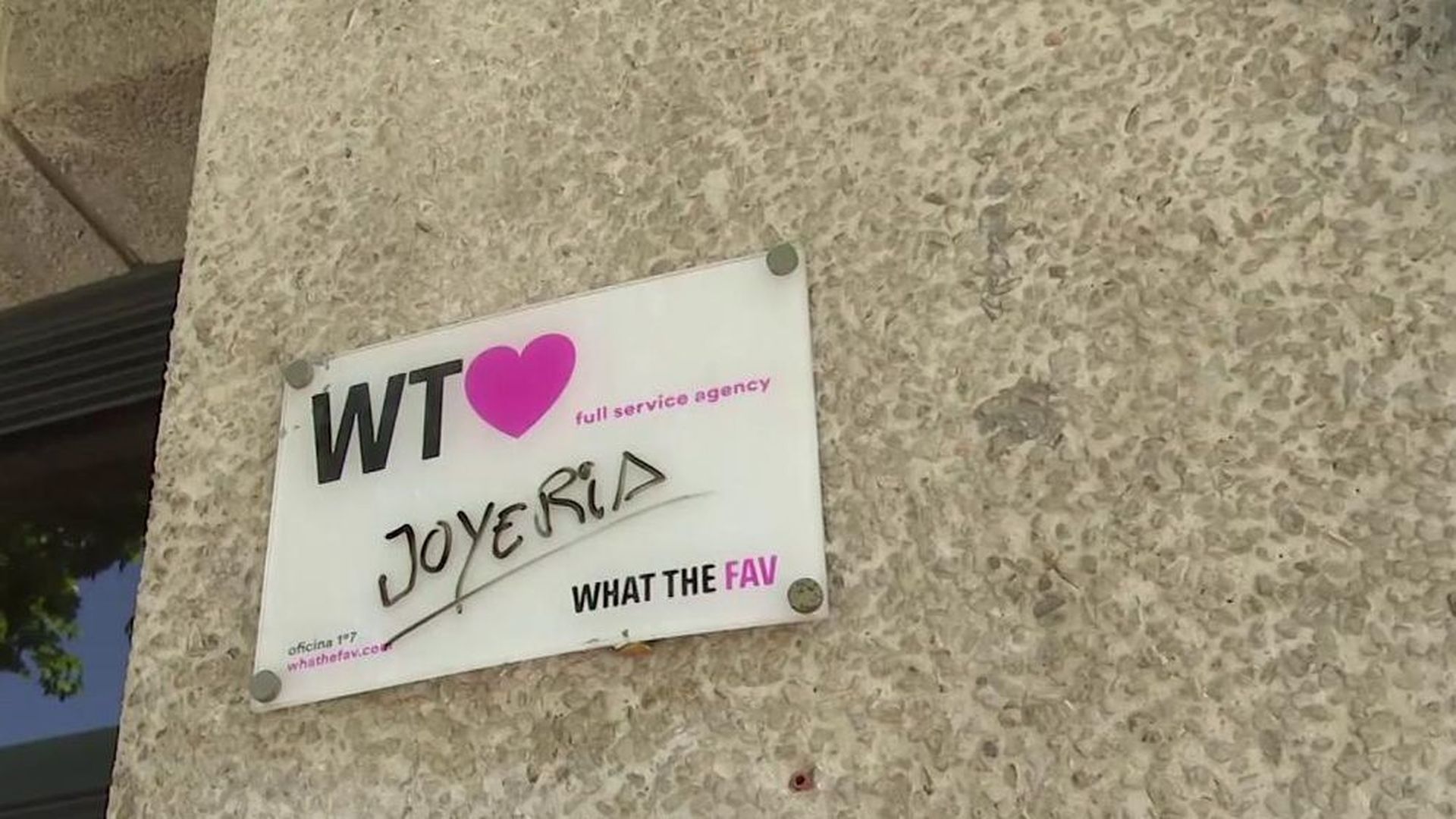 El divertido grafiti encontrado en el logo de la empresa de las hijas de José Luis Rodríguez Zapatero: “Joyería”