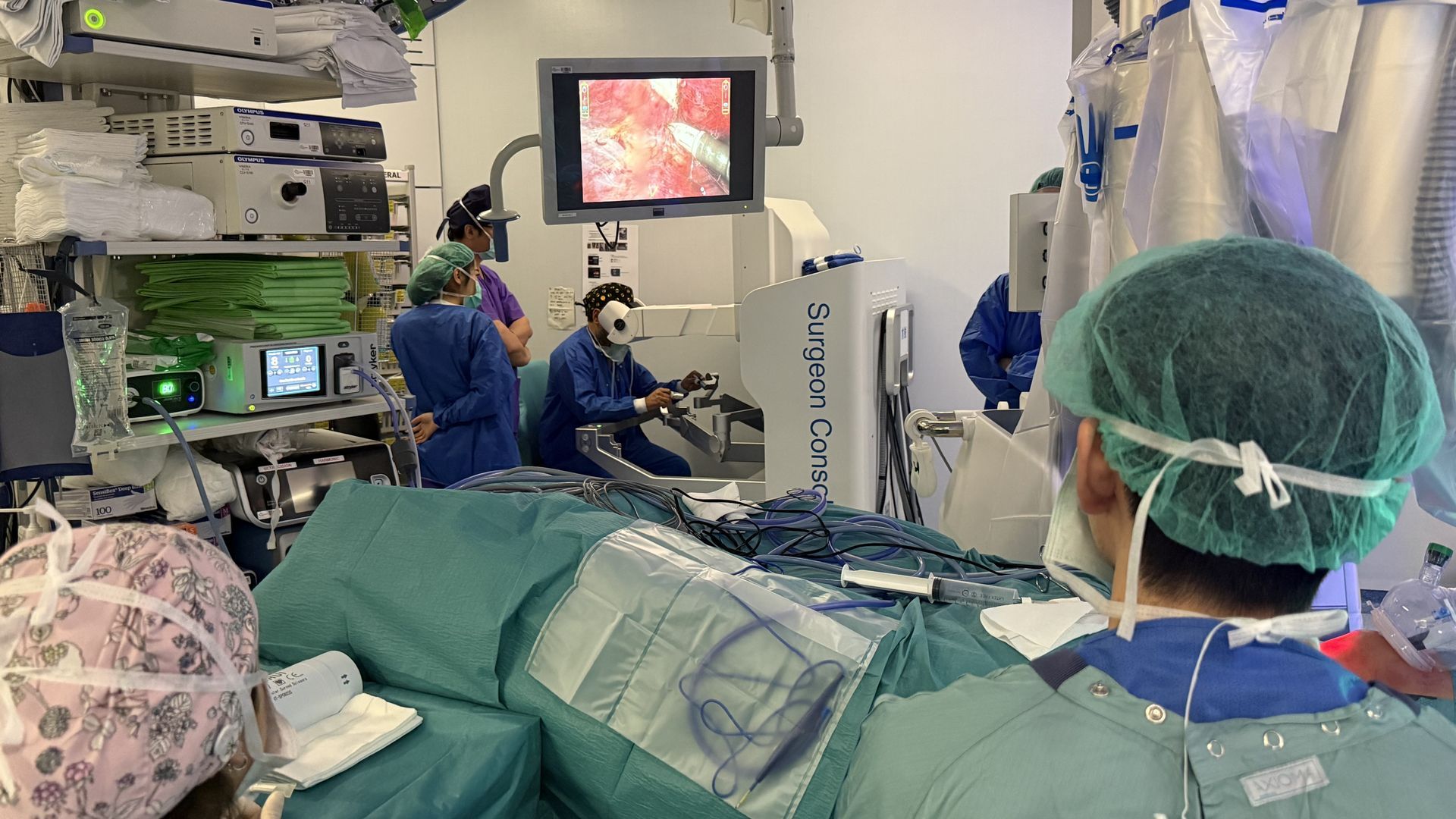 El equipo médico durante la cirugía