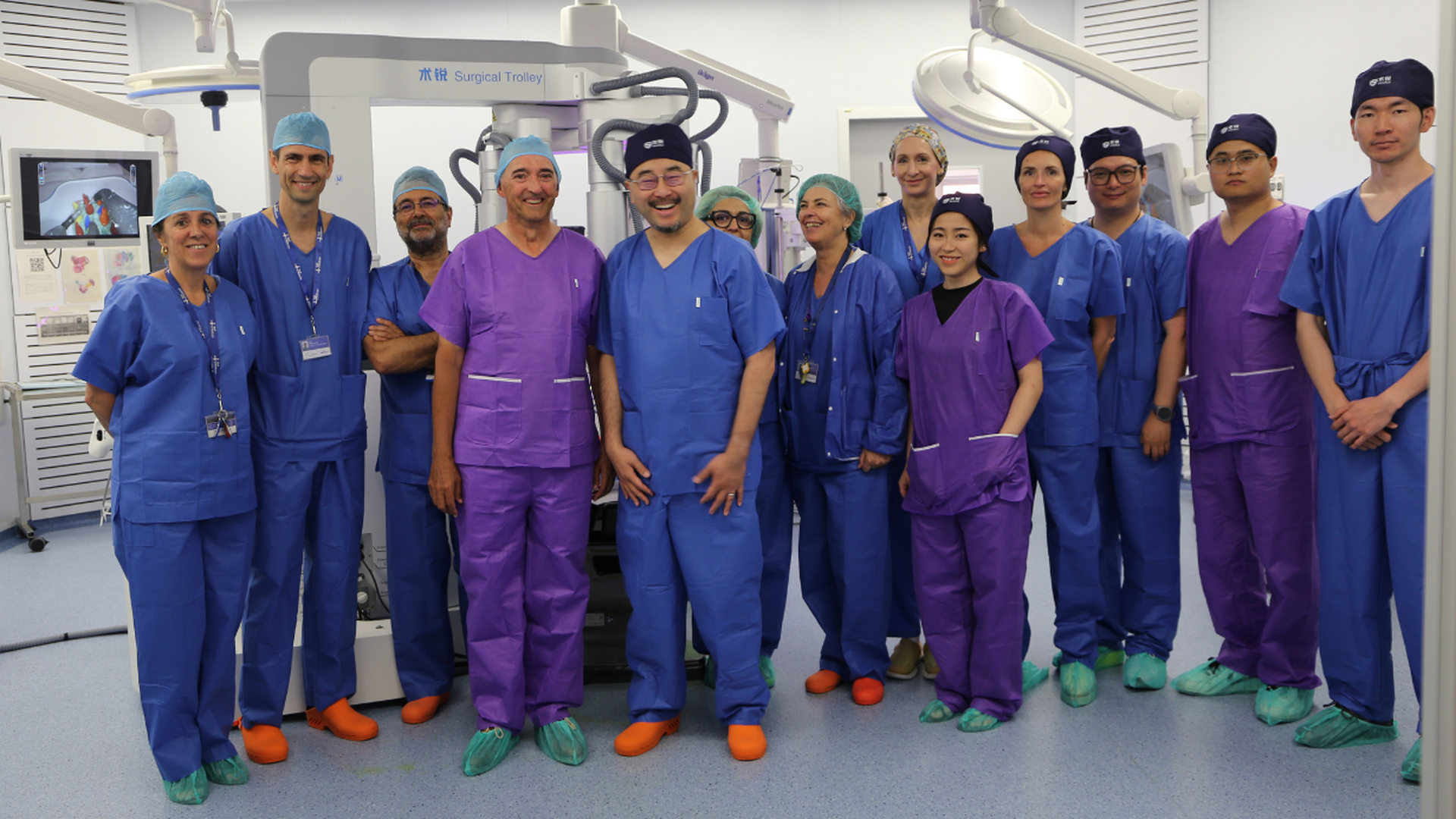 El equipo que ha intervenido en la primera cirugía robótica pediátrica de Europa
