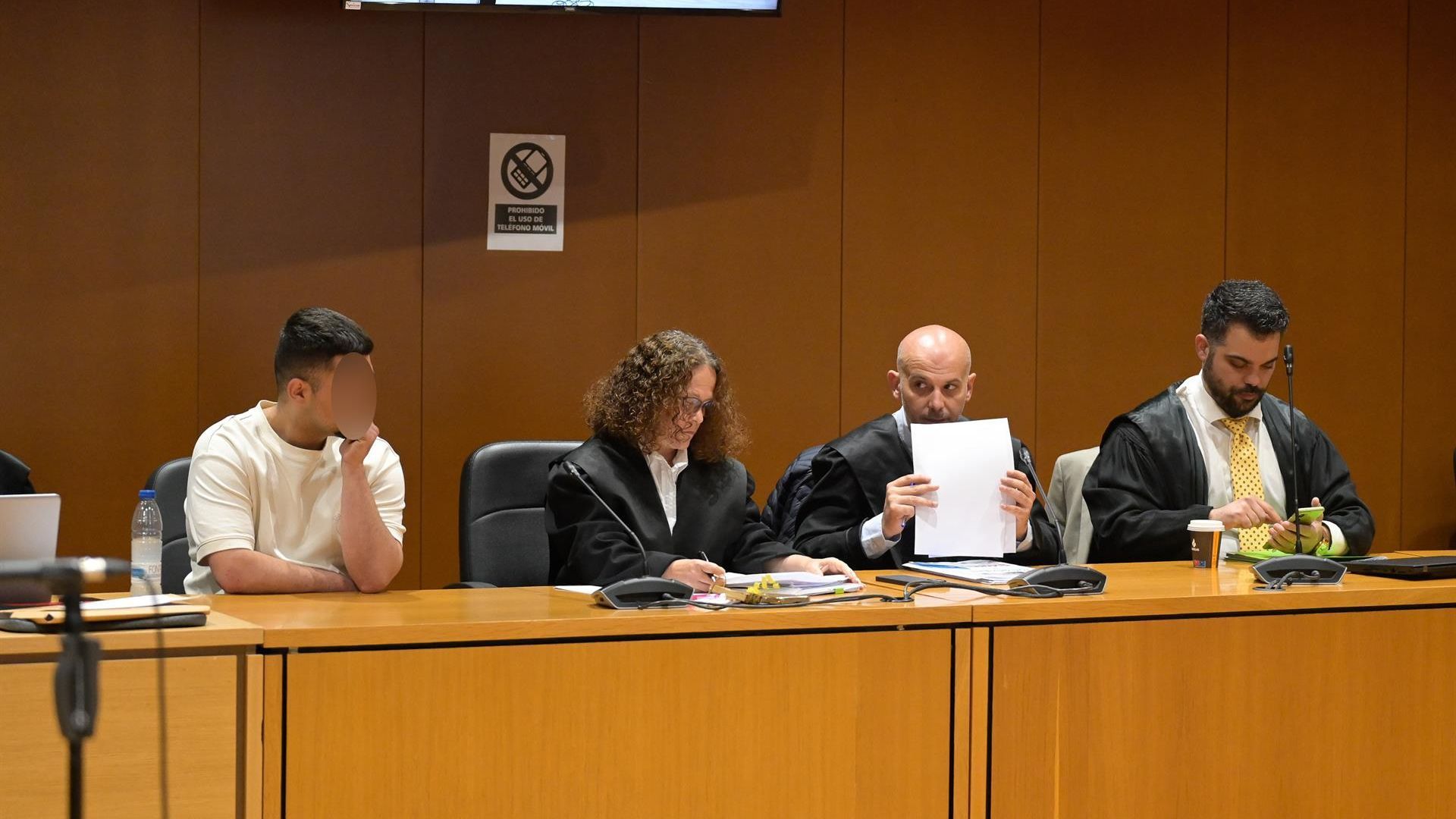 El joven juzgado por la agresión mortal con una navaja a Yoel Quispe, durante el juicio celebrado en A Coruña El joven juzgado por la agresión mortal con una navaja a Yoel Quispe, durante el juicio celebrado en A Coruña