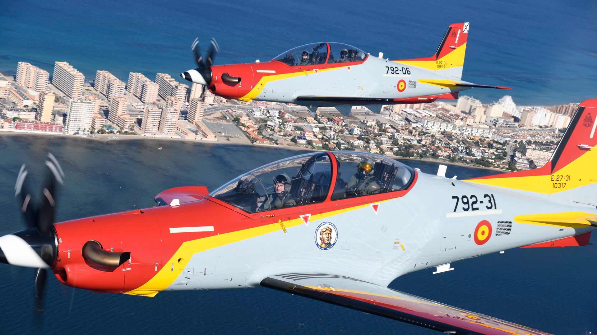 El rey Felipe y la princesa Leonor en su primer vuelo militar juntos