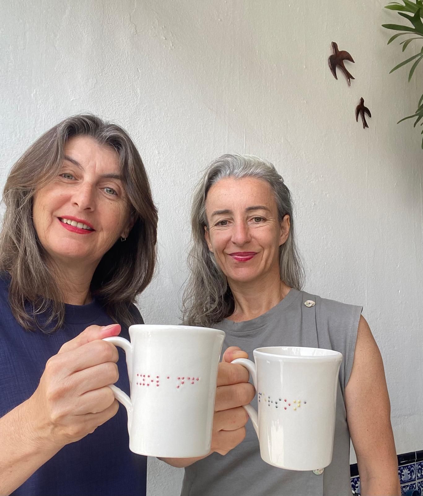 Esther y Amalia con sus tazas