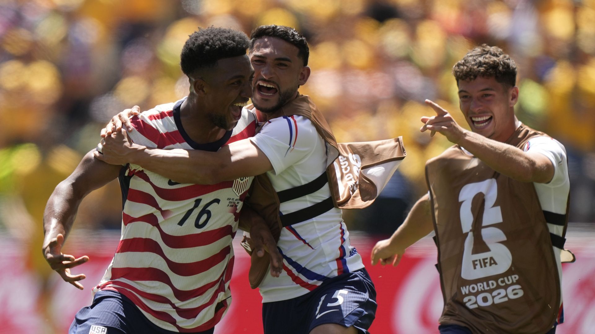 Freeman celebra con sus compañeros su gol a Australia.