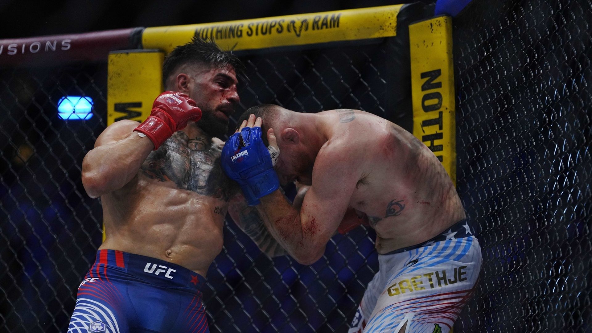 Ilia Topuria durante su combate frente a Justin Gaethje en el UFC 250