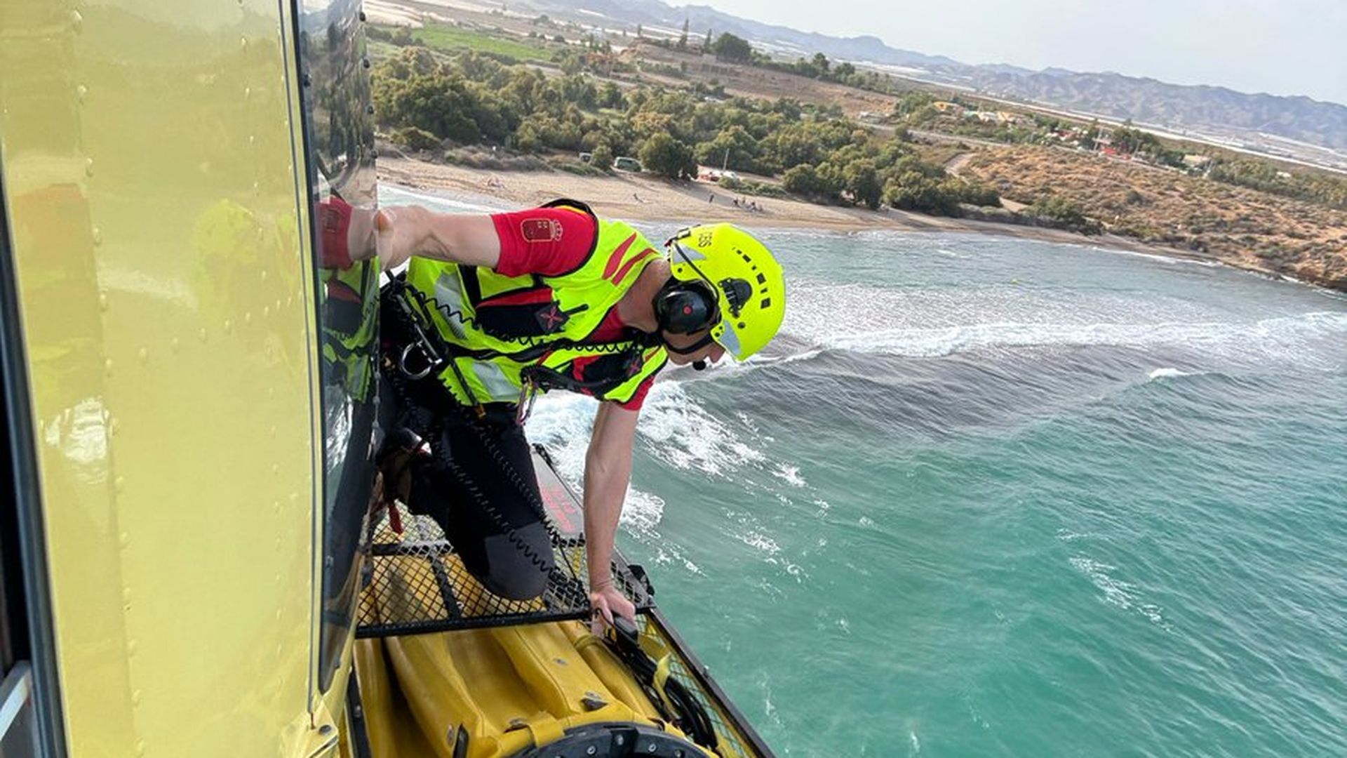 Ismail, de 22 años, desapareció mientras se bañaba con sus amigos en una playa de Águilas: "Lo vieron hundirse" Ismail, de 22 años, desapareció mientras se bañaba con sus amigos en una playa de Águilas: "Lo vieron hundirse"