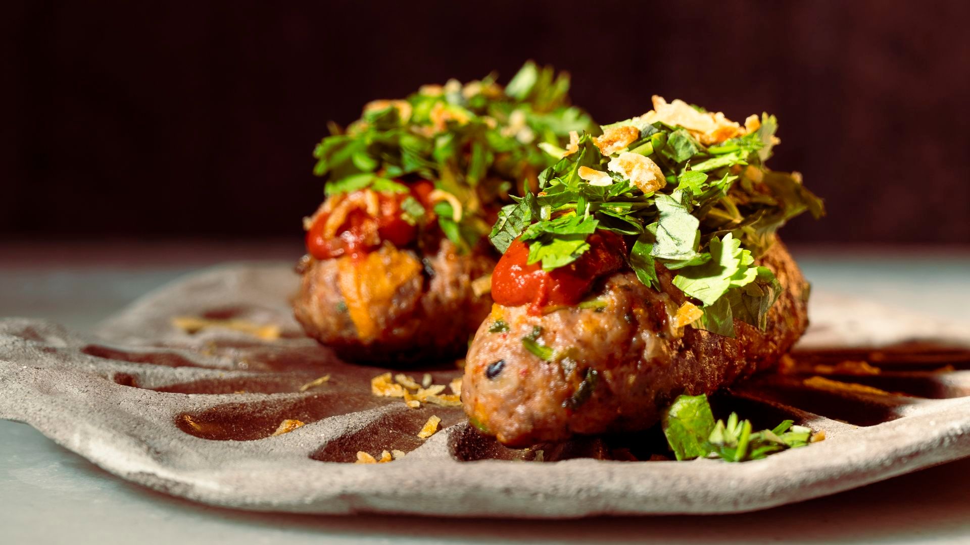 Kofta de ternera a la robata japonesa con menta fresca y harissa de pimientos del piquillo