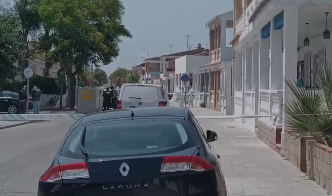 La Guardia Civil mantiene acordonada la calle donde se ha producido el asesinato