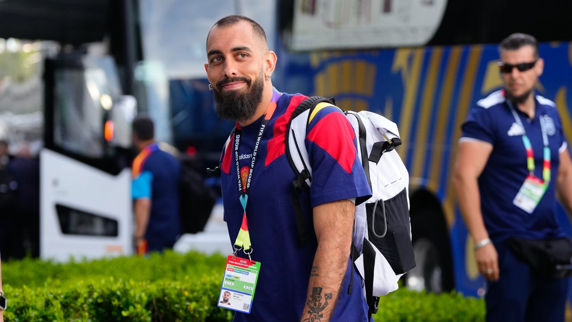 La insólita escena de Borja Iglesias al no dejarle pasar al hotel de España en el Mundial por no reconocerle: “Soy jugador de la selección” La insólita escena de Borja Iglesias al no dejarle pasar al hotel de España en el Mundial por no reconocerle: “Soy jugador de la selección”