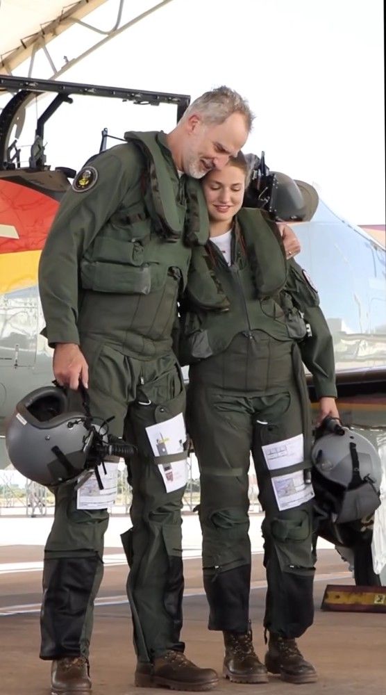 La princesa Leonor abraza a su padre, Felipe VI en su encuentro en San Javier