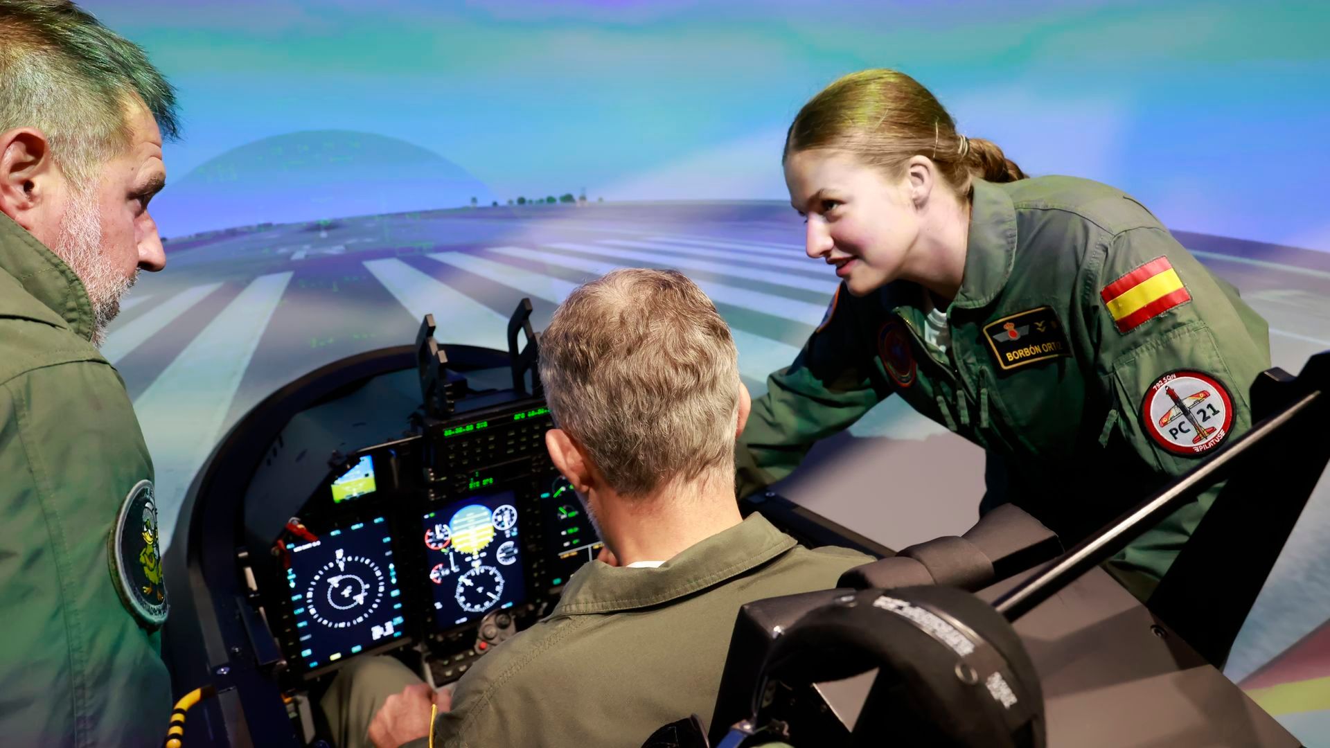 La princesa Leonor explica a Felipe VI los mandos del avión en un simulador