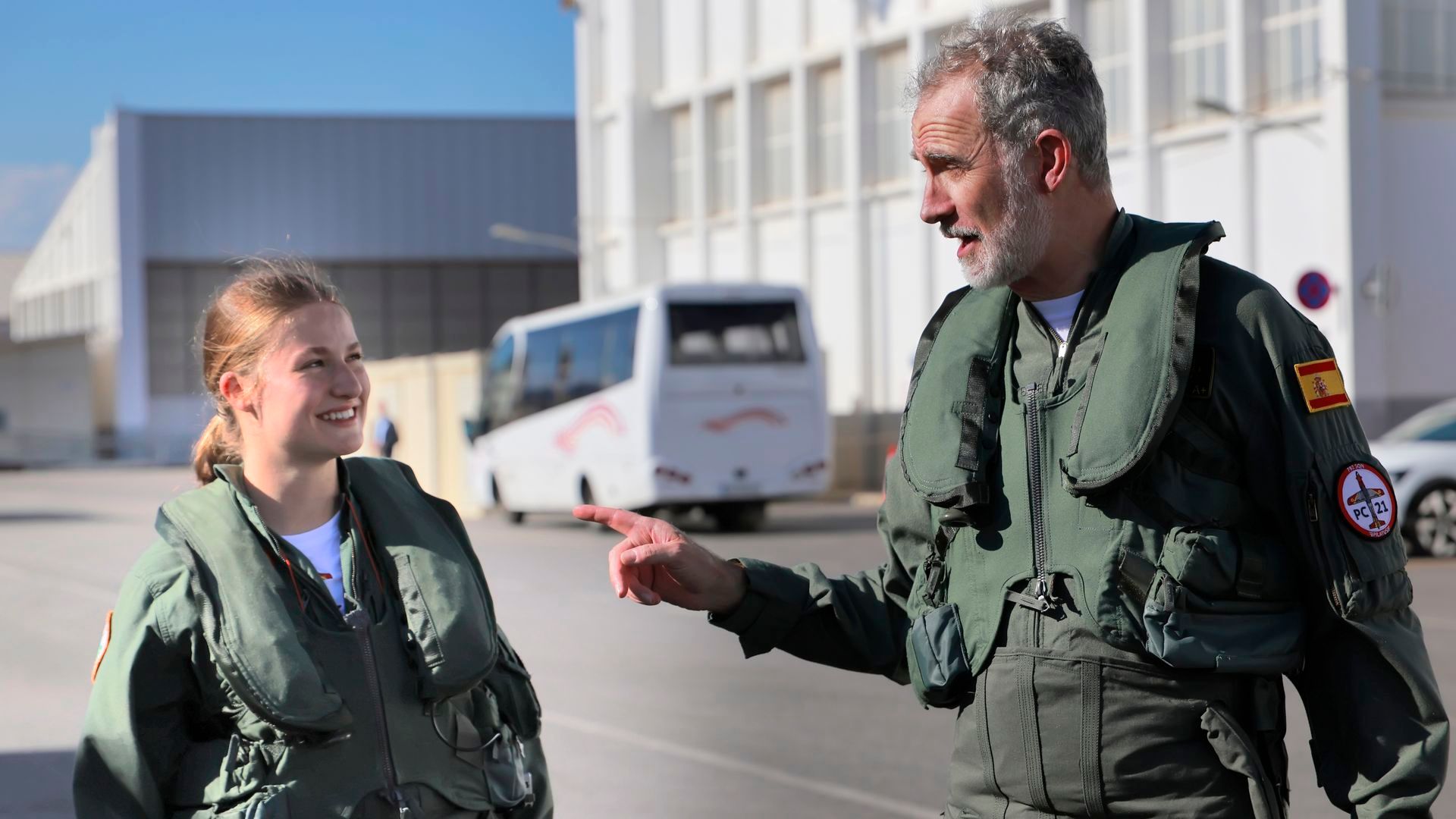 La princesa Leonor y el rey Felipe antes de su vuelo