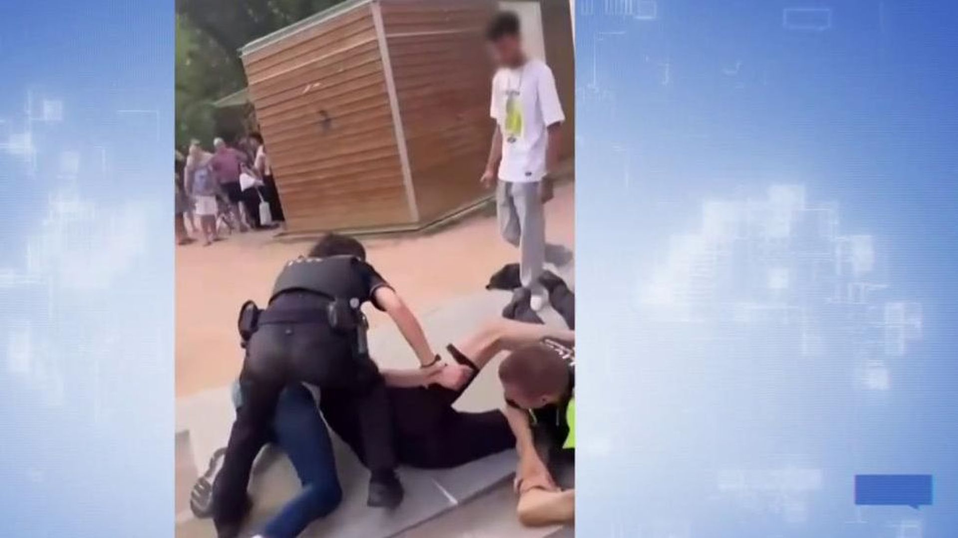 Los amigos de un detenido se llevan el botín mientras le está deteniendo la policía
