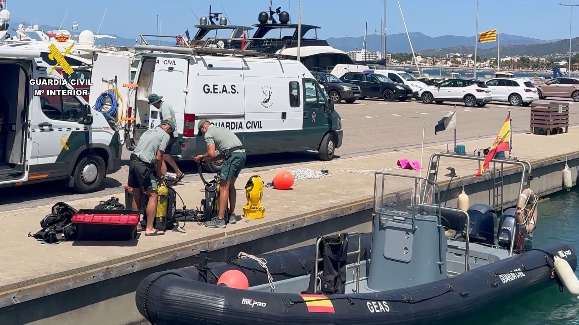 Miembros del Grupo Especial de Actuaciones Subacuáticas (GEAS) de la Guardia Civil en el operativo de búsqueda