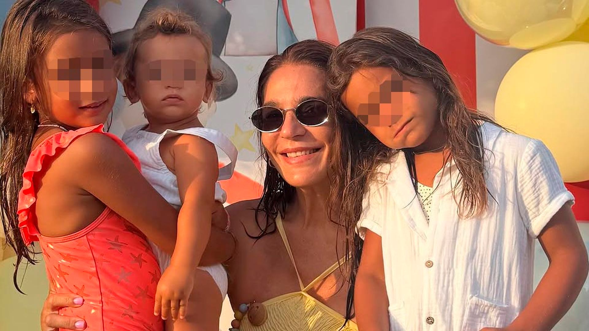 Raquel Bollo, junto a sus nietos Jimena, Miguel y Junquera