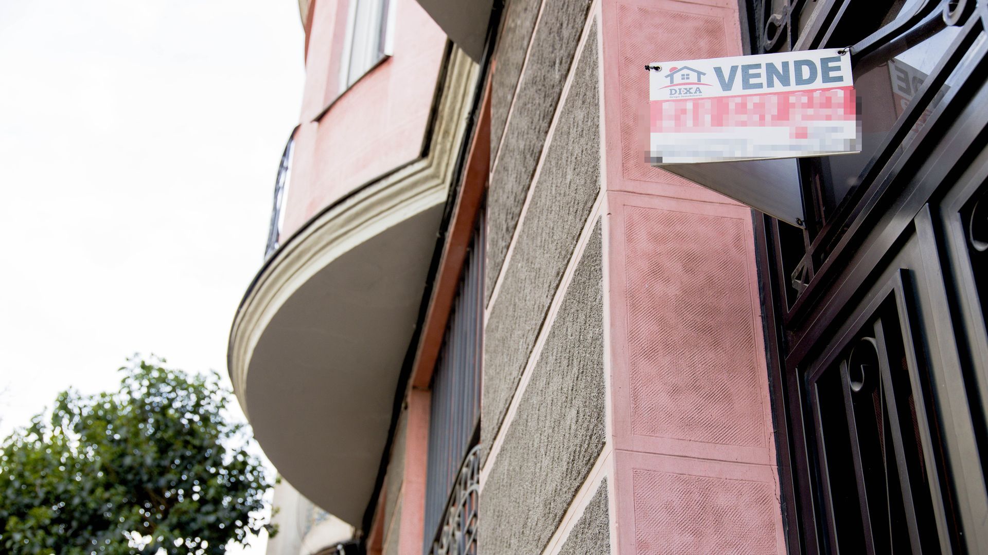 Un cartel de se vende de una inmobiliaria en Madrid Un cartel de se vende de una inmobiliaria en Madrid