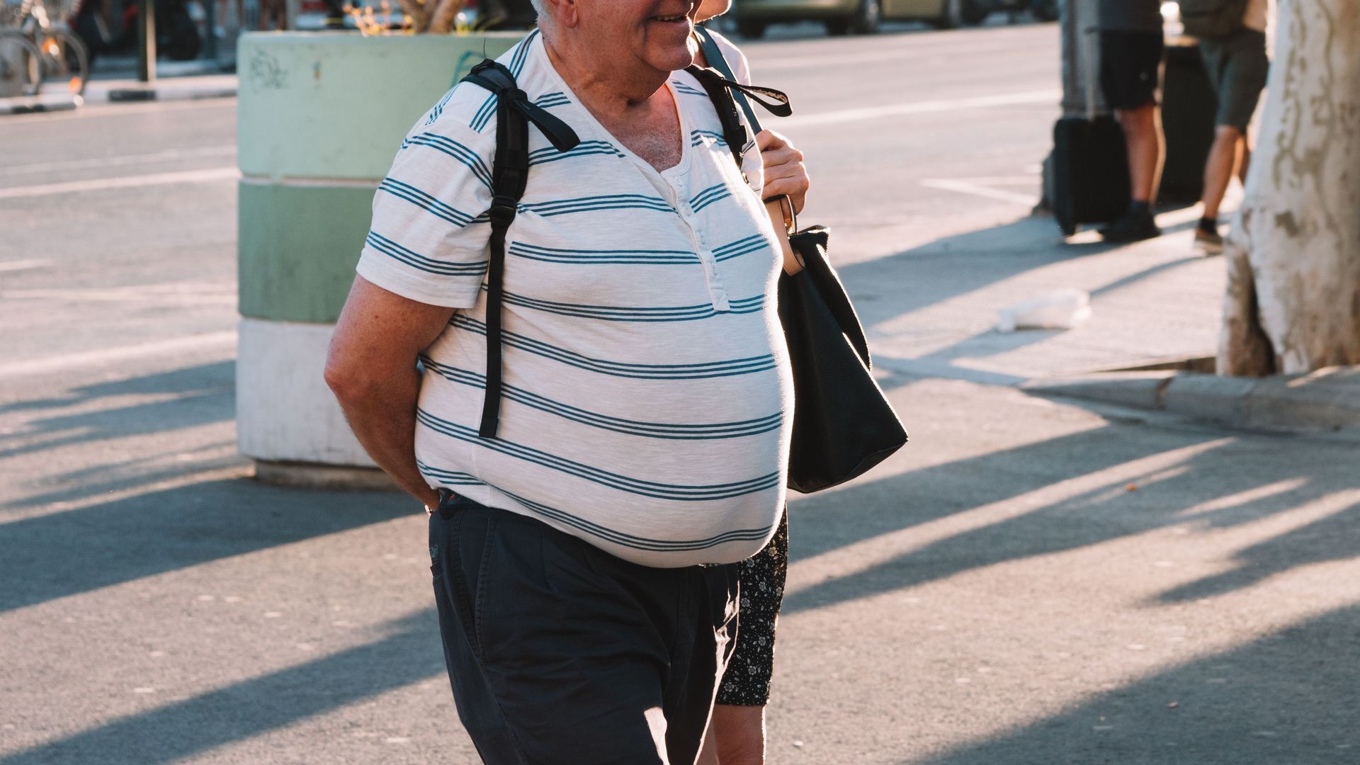 Un hombre con sobrepeso