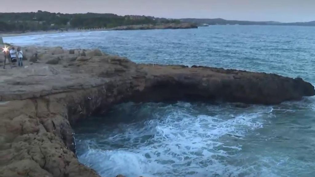 Un menor muere ahogado y otros dos están en estado crítico tras ser rescatados en la playa de l'Arrabassada de Tarragona