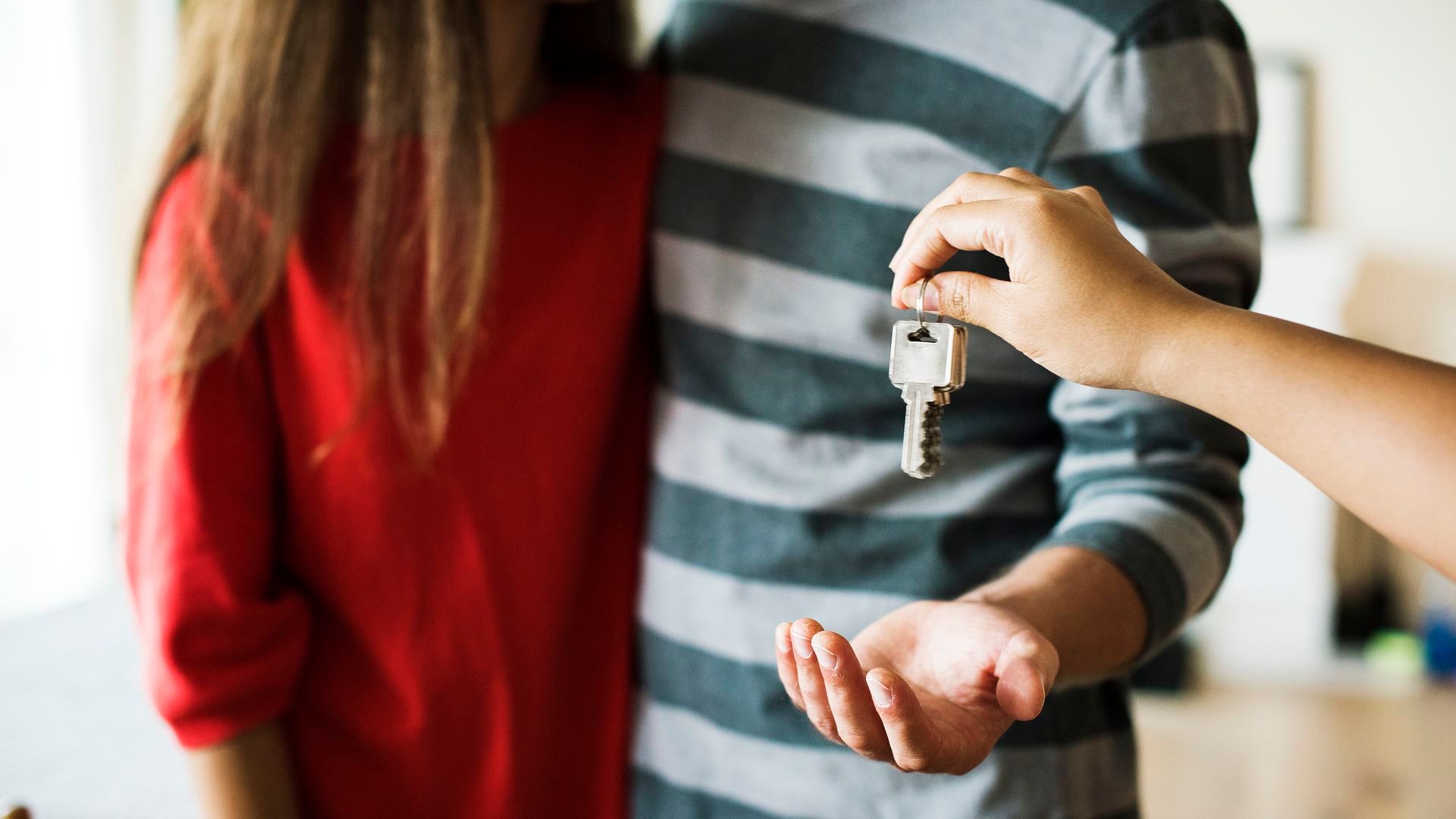Una pareja que ha comprado una casa nueva
