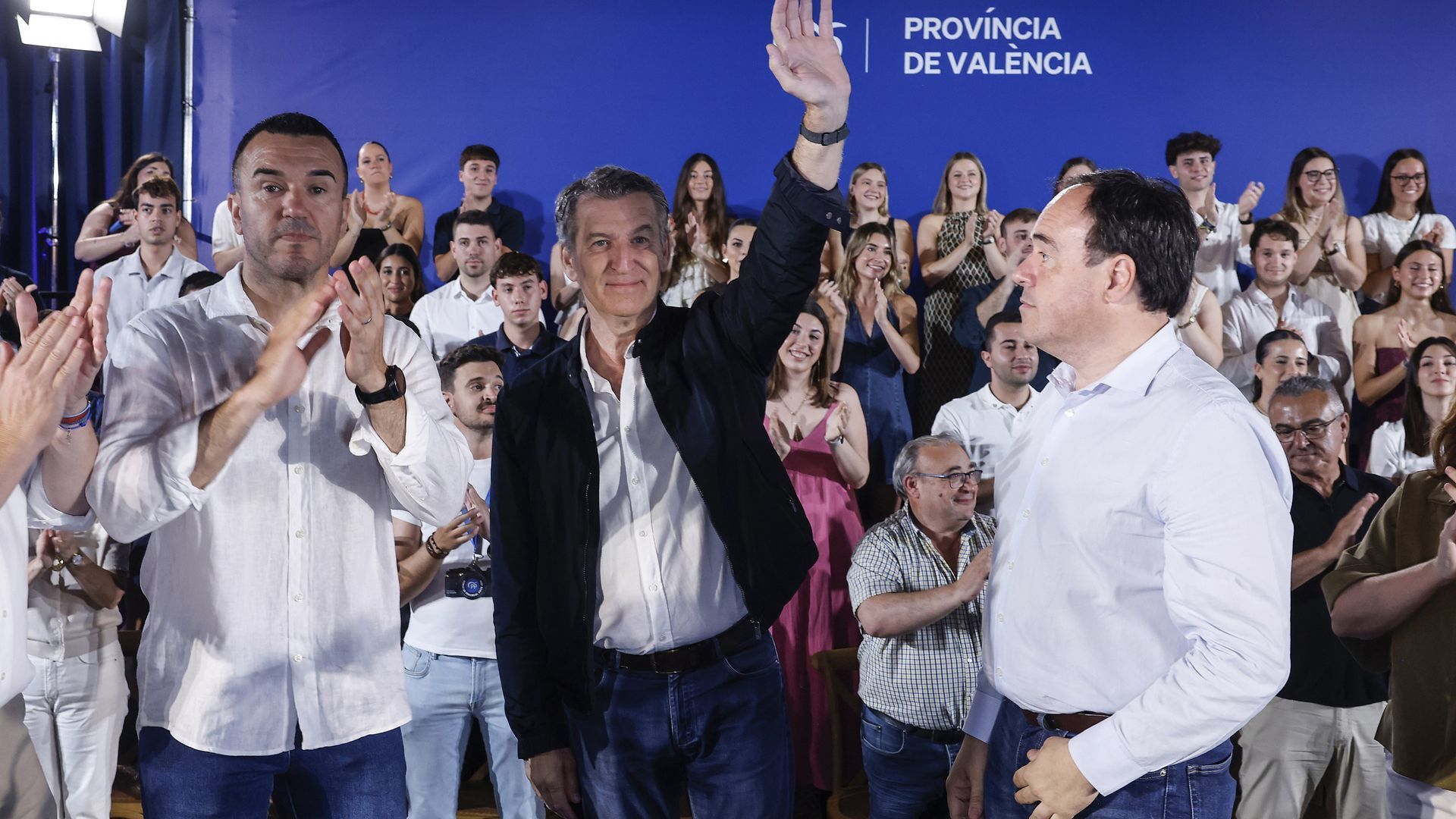El presidente del Partido Popular, Alberto Núñez Feijóo (c), el presidente de la Generalitat Valenciana, Juanfran Pérez Llorca (d), y el presidente provincial del PP de Valencia, Vicente Mompó (i), durante la reunión de la Junta Directiva del PP de la pr El presidente del Partido Popular, Alberto Núñez Feijóo (c), el presidente de la Generalitat Valenciana, Juanfran Pérez Llorca (d), y el presidente provincial del PP de Valencia, Vicente Mompó (i), durante la reunión de la Junta Directiva del PP de la pr