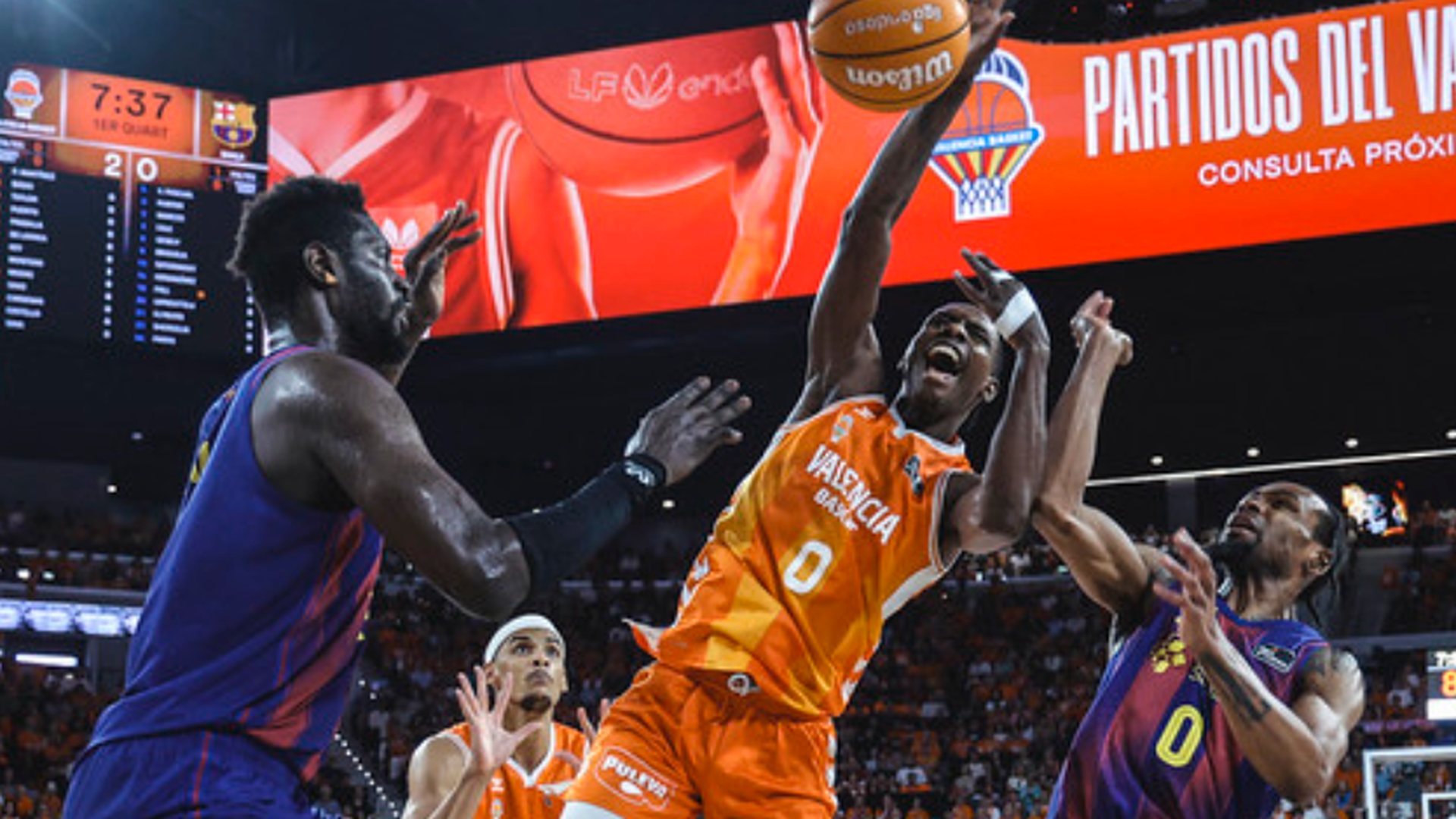 El Valencia Basket desborda al Barça y empata la final antes de que se traslade al Palau (102-75)