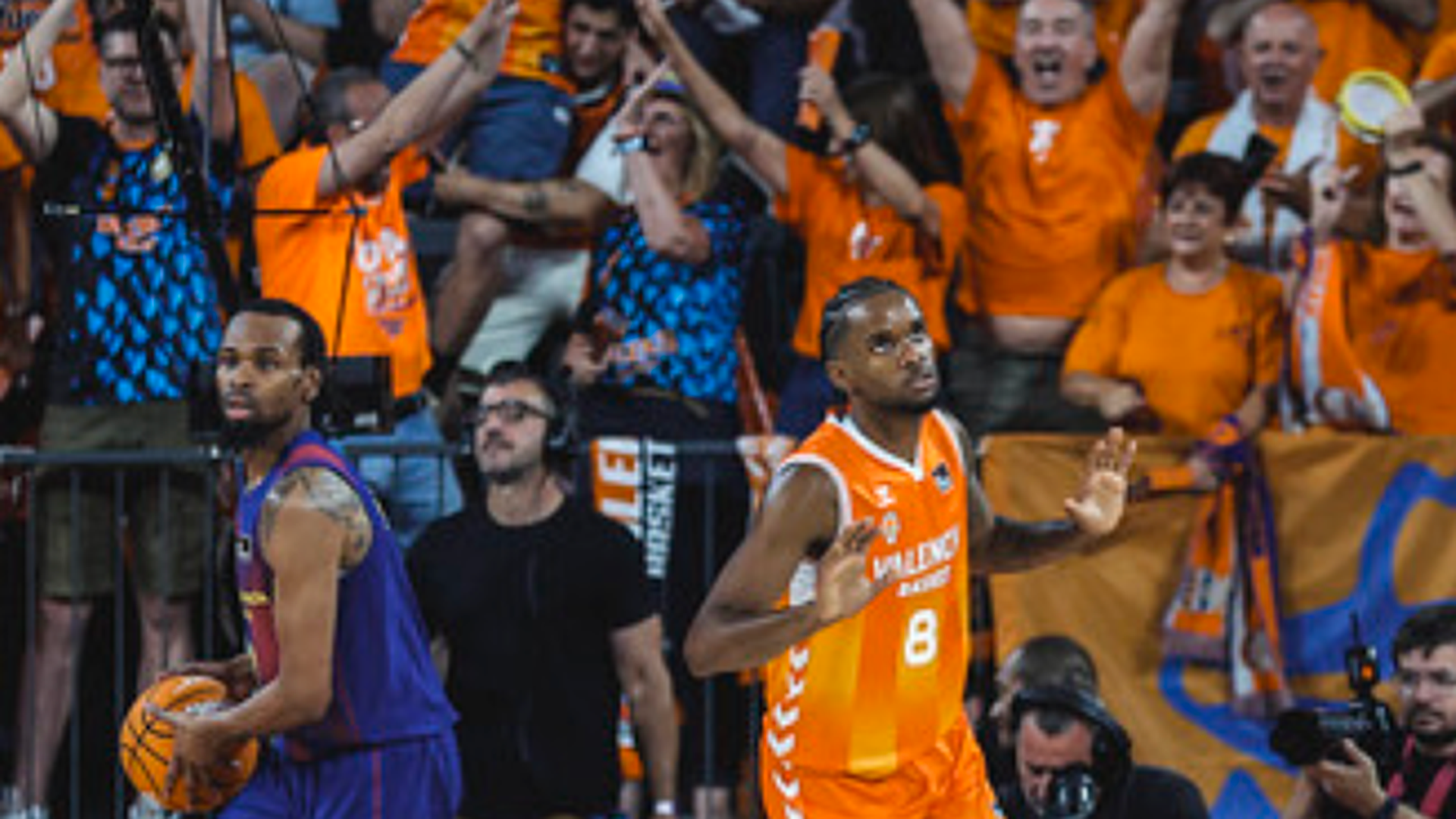 El Valencia Basket desborda al Barça y empata la final antes de que se traslade al Palau (102-75)