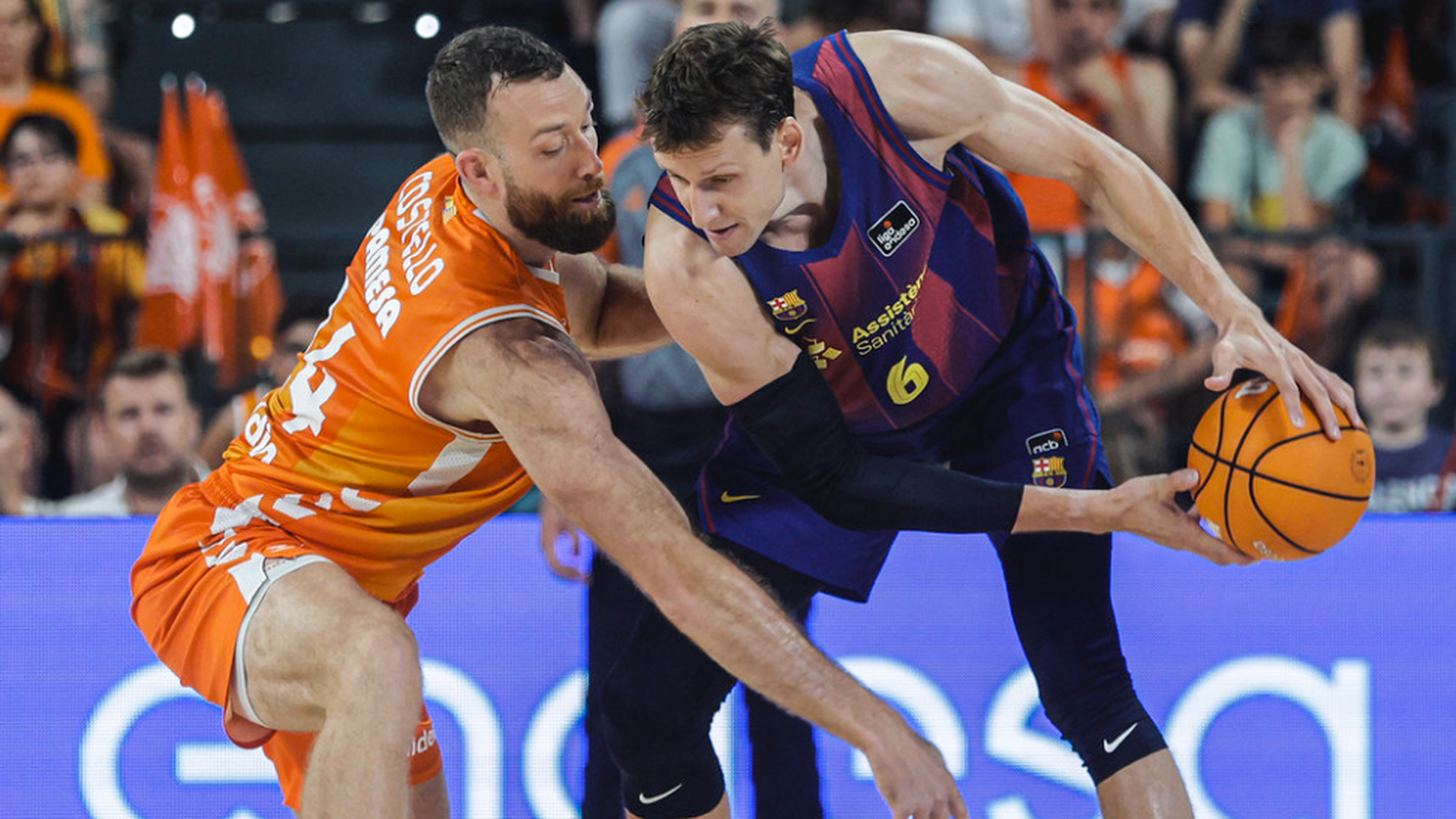 El Valencia Basket desborda al Barça y empata la final antes de que se traslade al Palau (102-75)