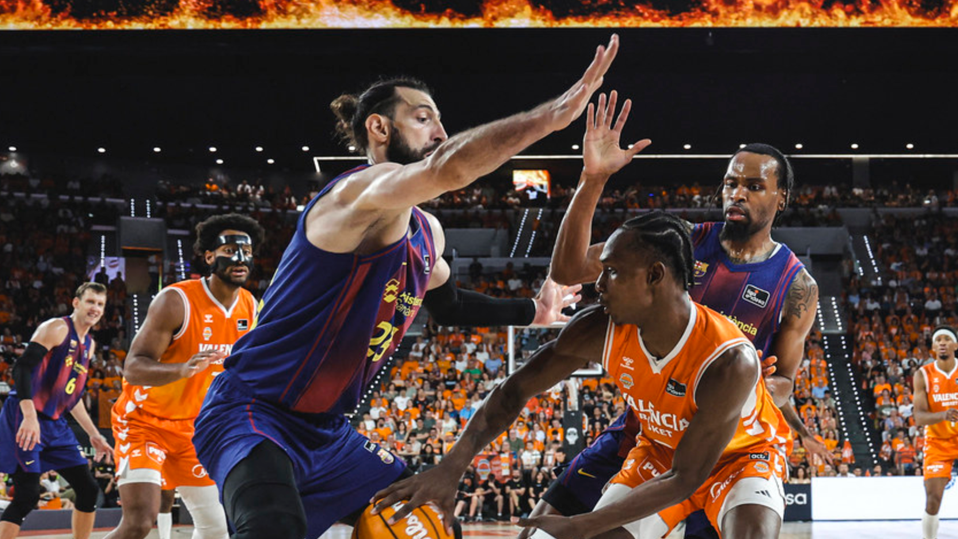 El Valencia Basket desborda al Barça y empata la final antes de que se traslade al Palau (102-75) El Valencia Basket desborda al Barça y empata la final antes de que se traslade al Palau (102-75)
