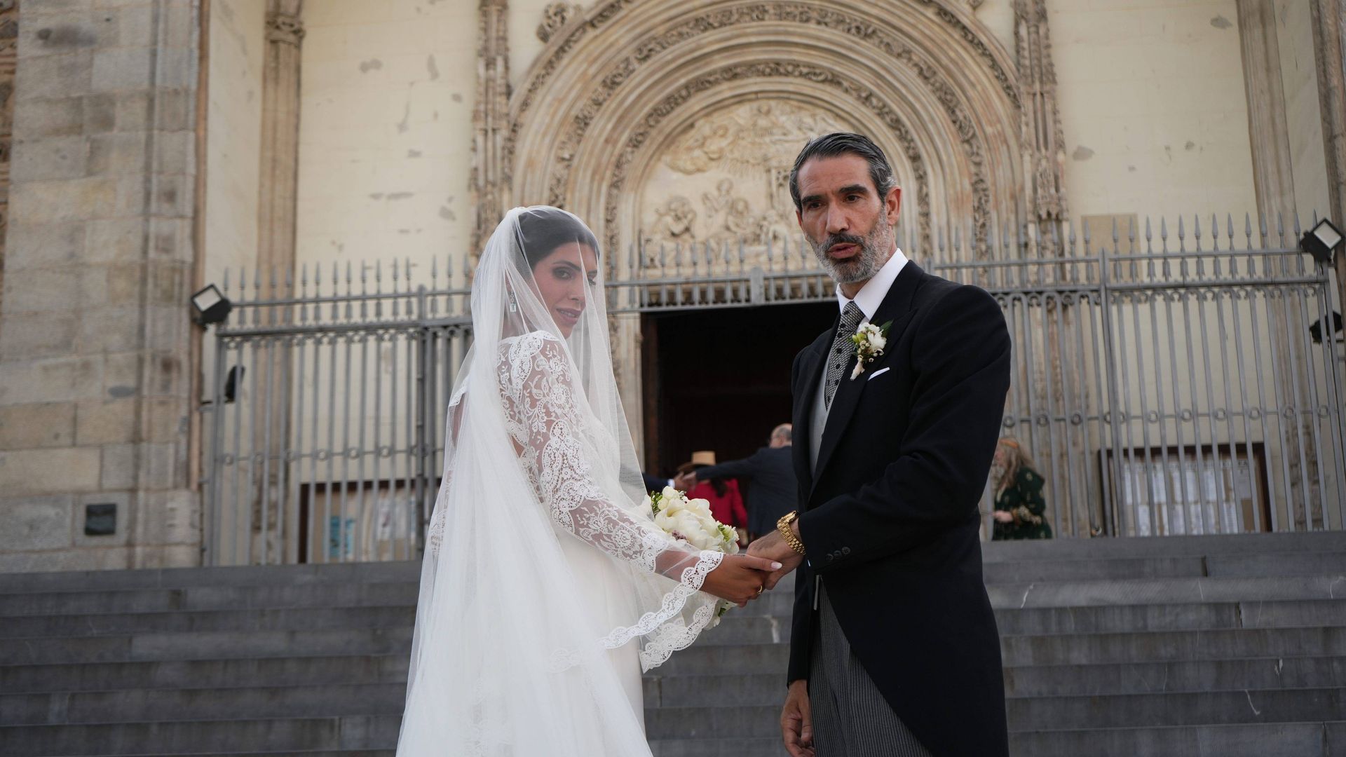Ingrid Sanz Asensio, junto a su padre Fernando, llegando a la iglesia