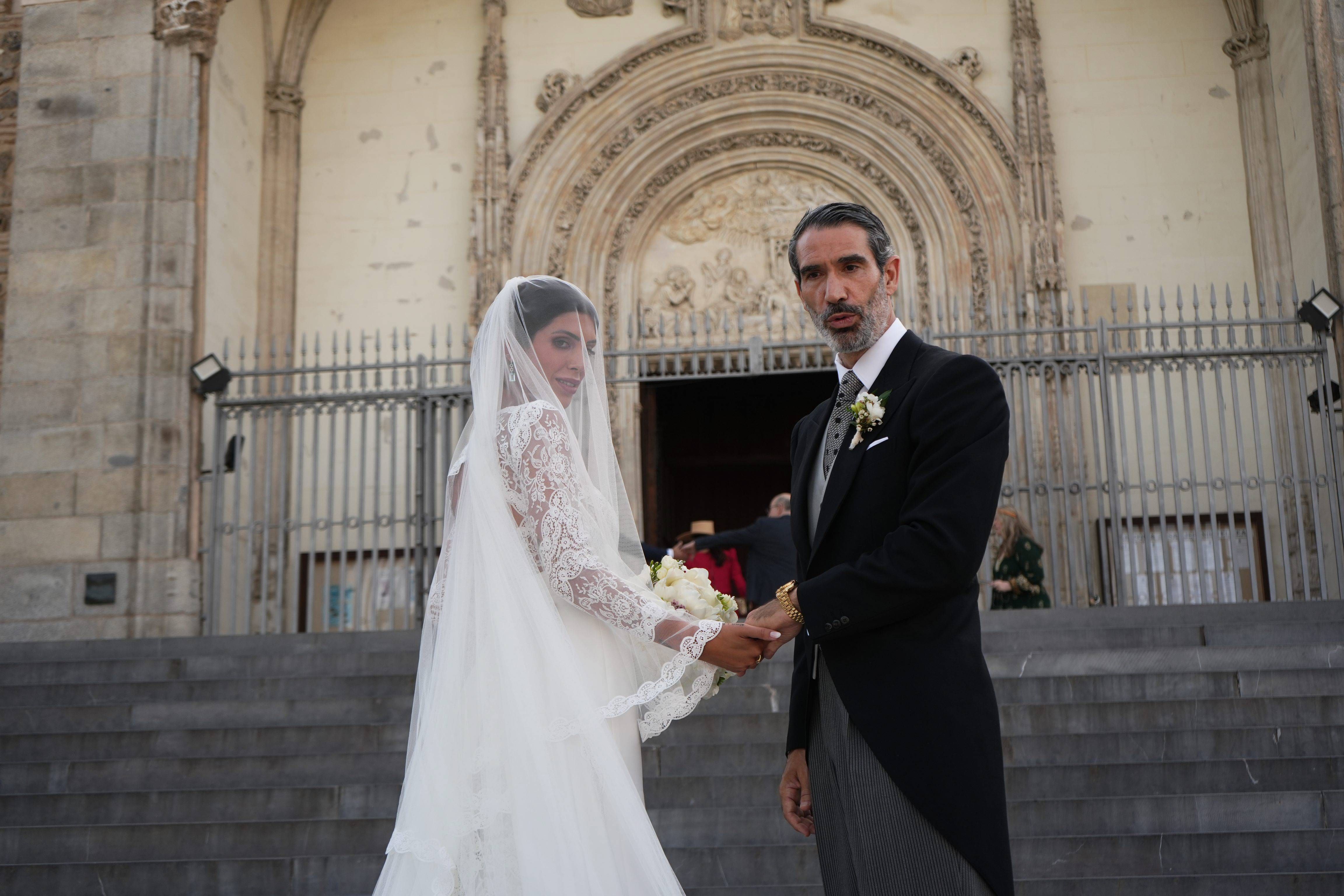 Ingrid Sanz Asensio, junto a su padre Fernando, llegando a la iglesia