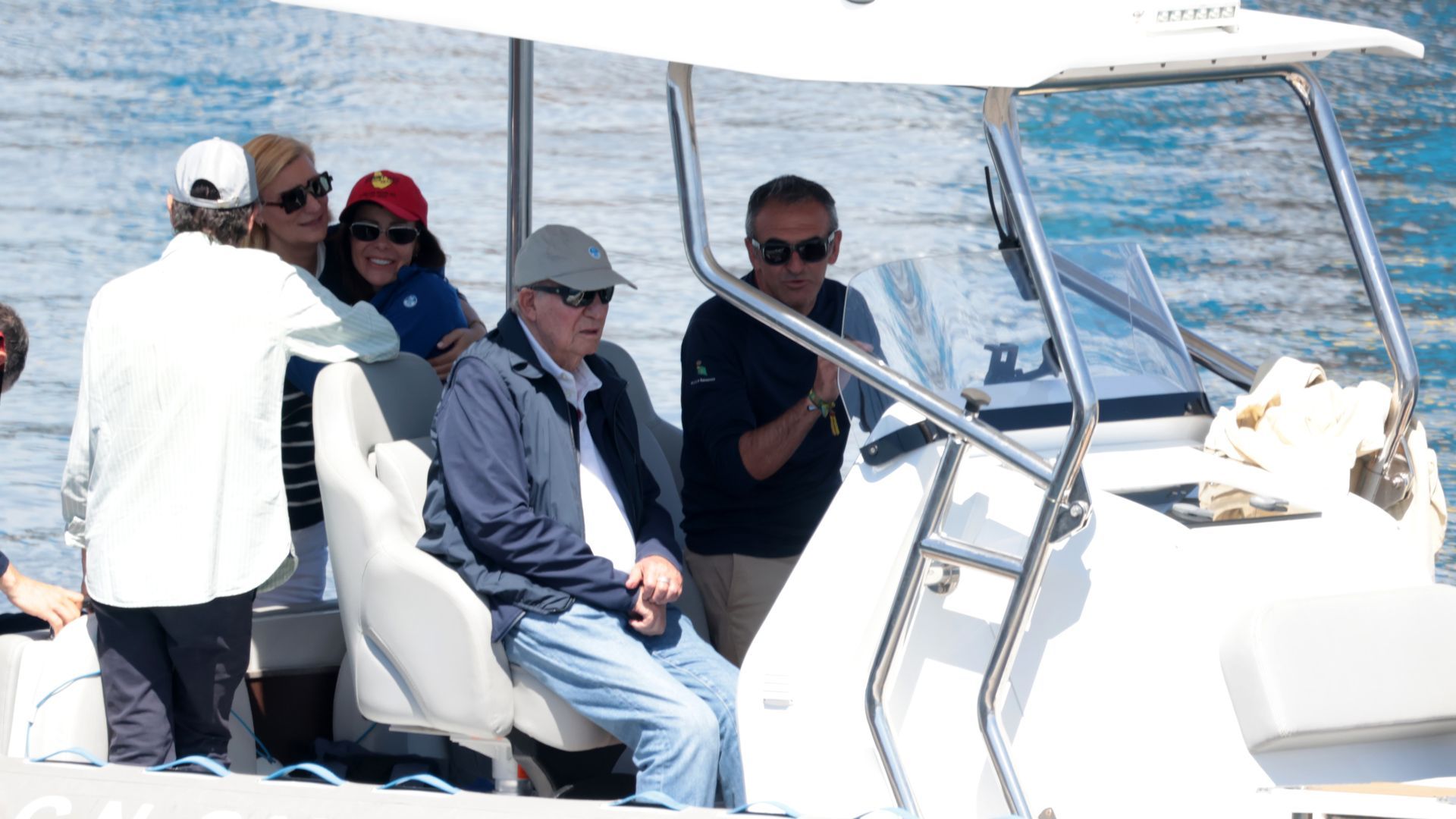Juan Carlos I en su embarcación navegando en la costa de Sanxenxo, Pontevedra