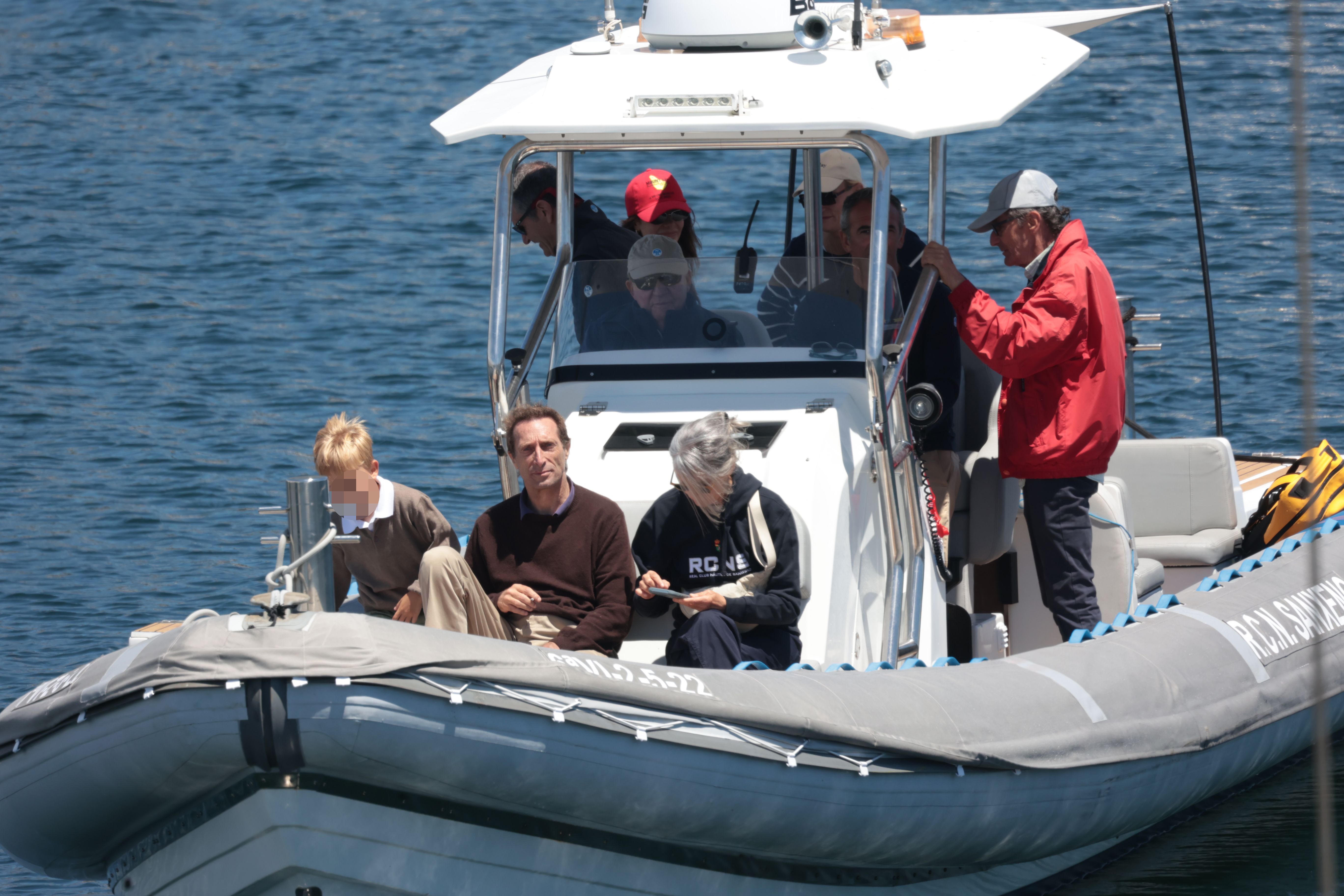 La familia Zurita con Juan Carlos I navegando por Sanxenxo
