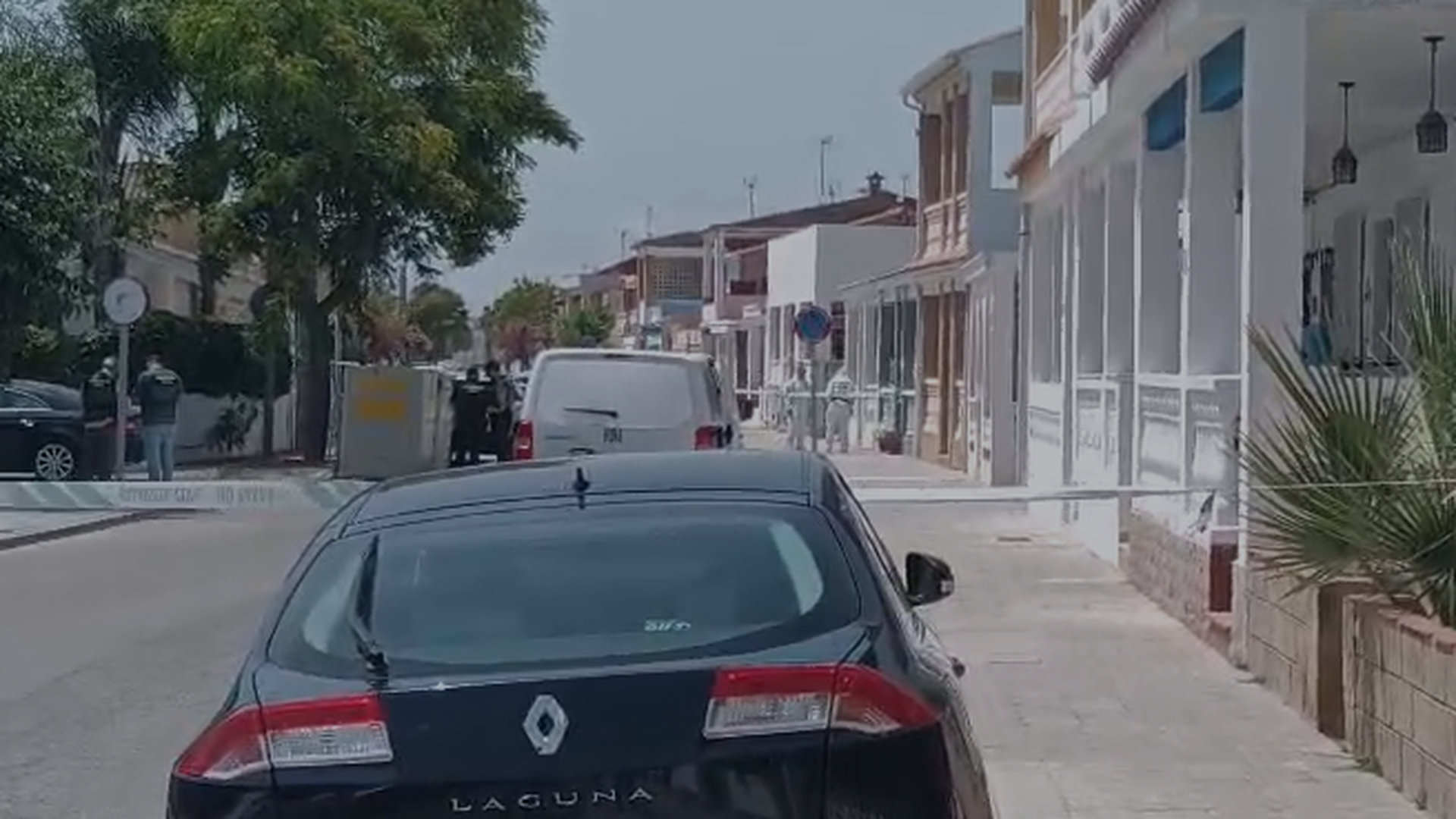 La Guardia Civil mantiene acordonada la calle donde se ha producido el asesinato