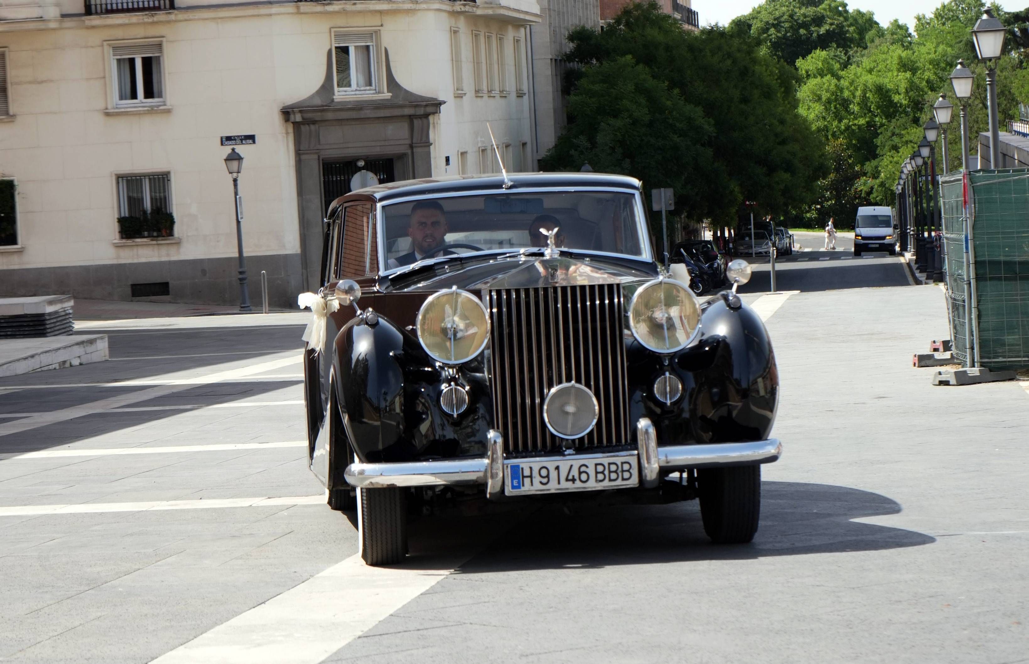 La novia llegando a la ceremonia con el coche de boda