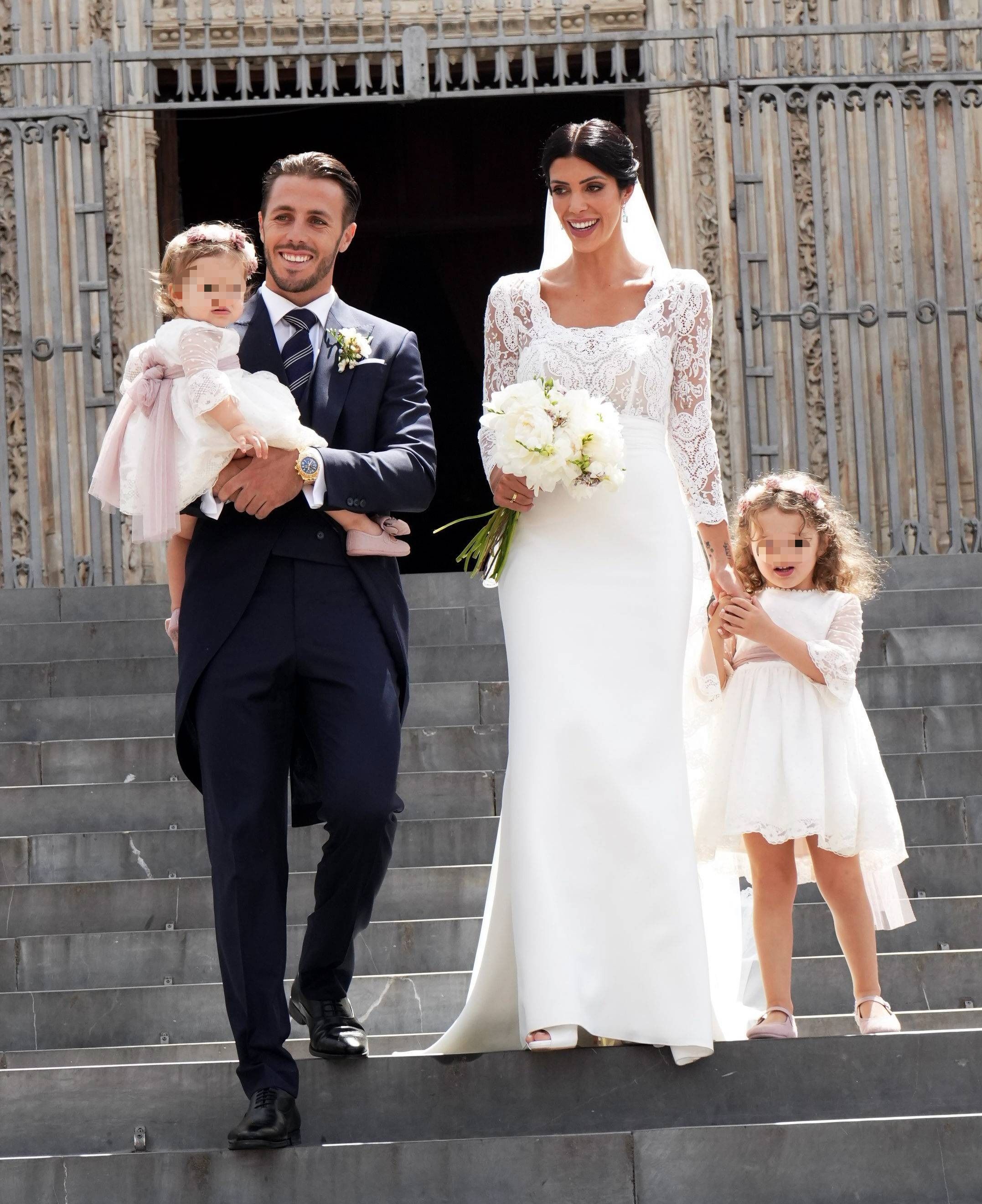 Los novios junto a sus dos hijas