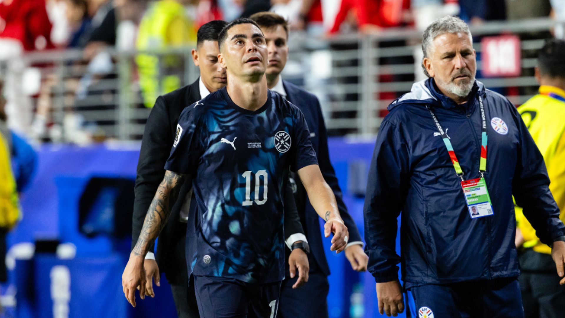 Miguel Almirón, tras ver la roja ante Turquía Miguel Almirón, tras ver la roja ante Turquía