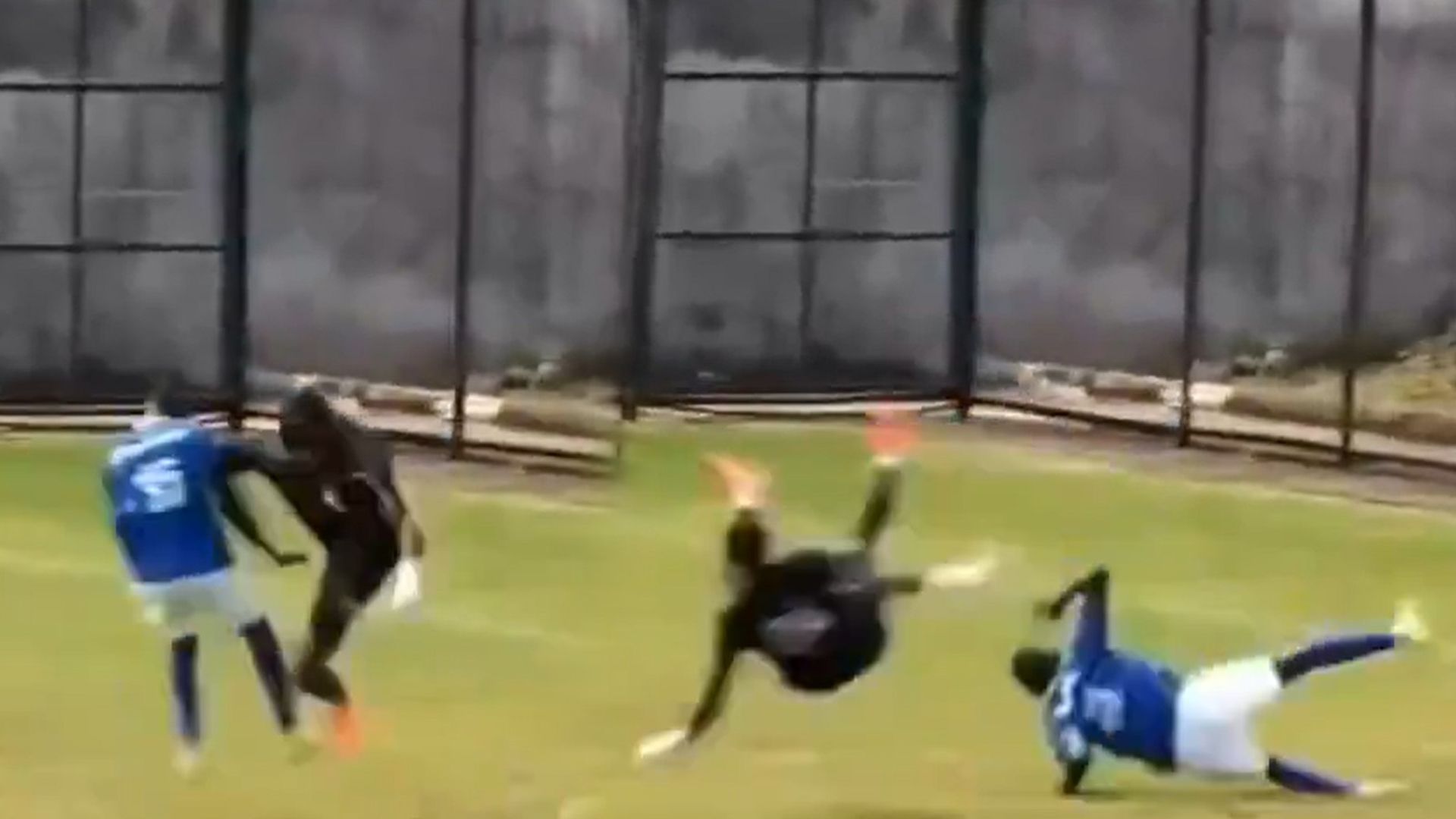 Muere un futbolista tras recibir un brutal rodillazo en el pecho en pleno partido en Ghana Muere un futbolista tras recibir un brutal rodillazo en el pecho en pleno partido en Ghana