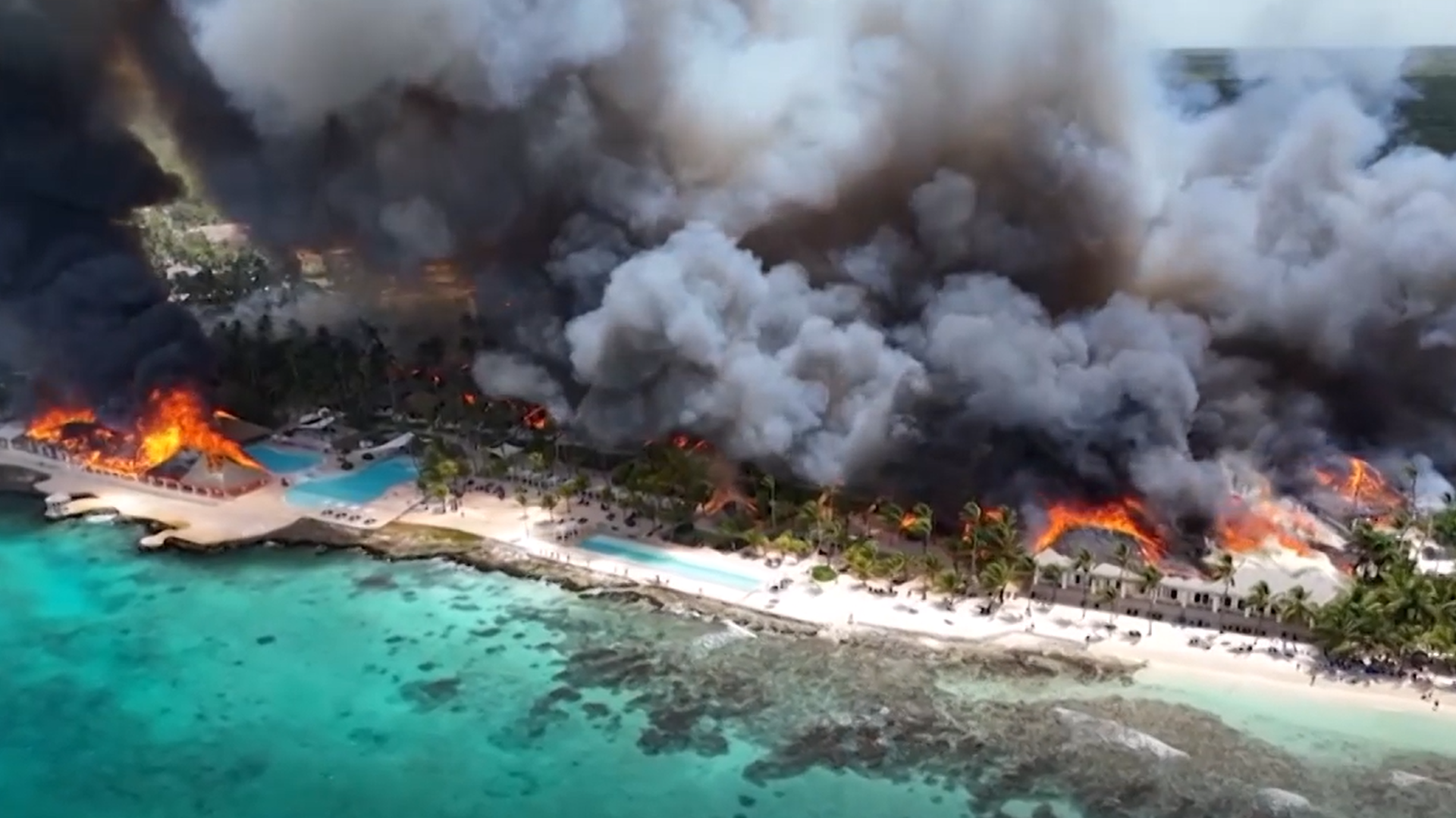 Muere una mujer y evacúan a 1.690 personas por un incendio en un hotel de República Dominicana Muere una mujer y evacúan a 1.690 personas por un incendio en un hotel de República Dominicana