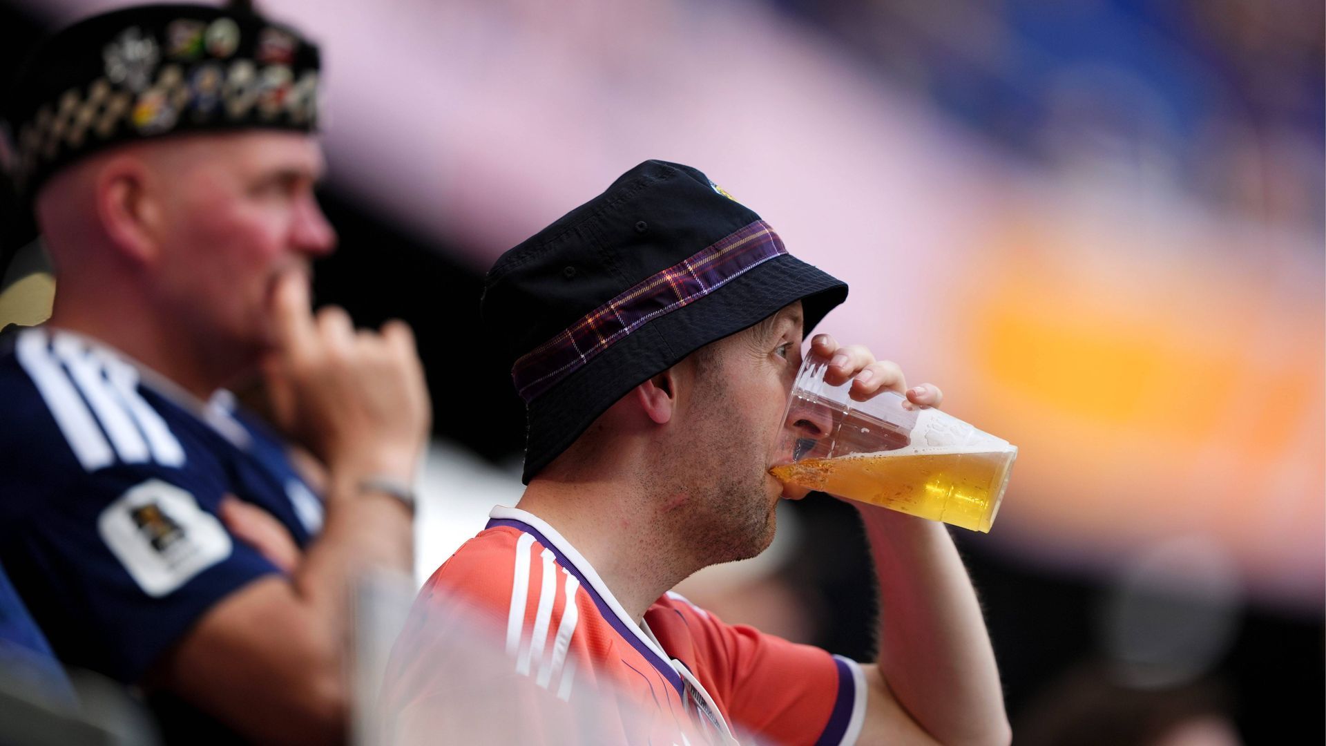 Un aficionado bebe cerveza durante un partido del Mundial 2026 Un aficionado bebe cerveza durante un partido del Mundial 2026