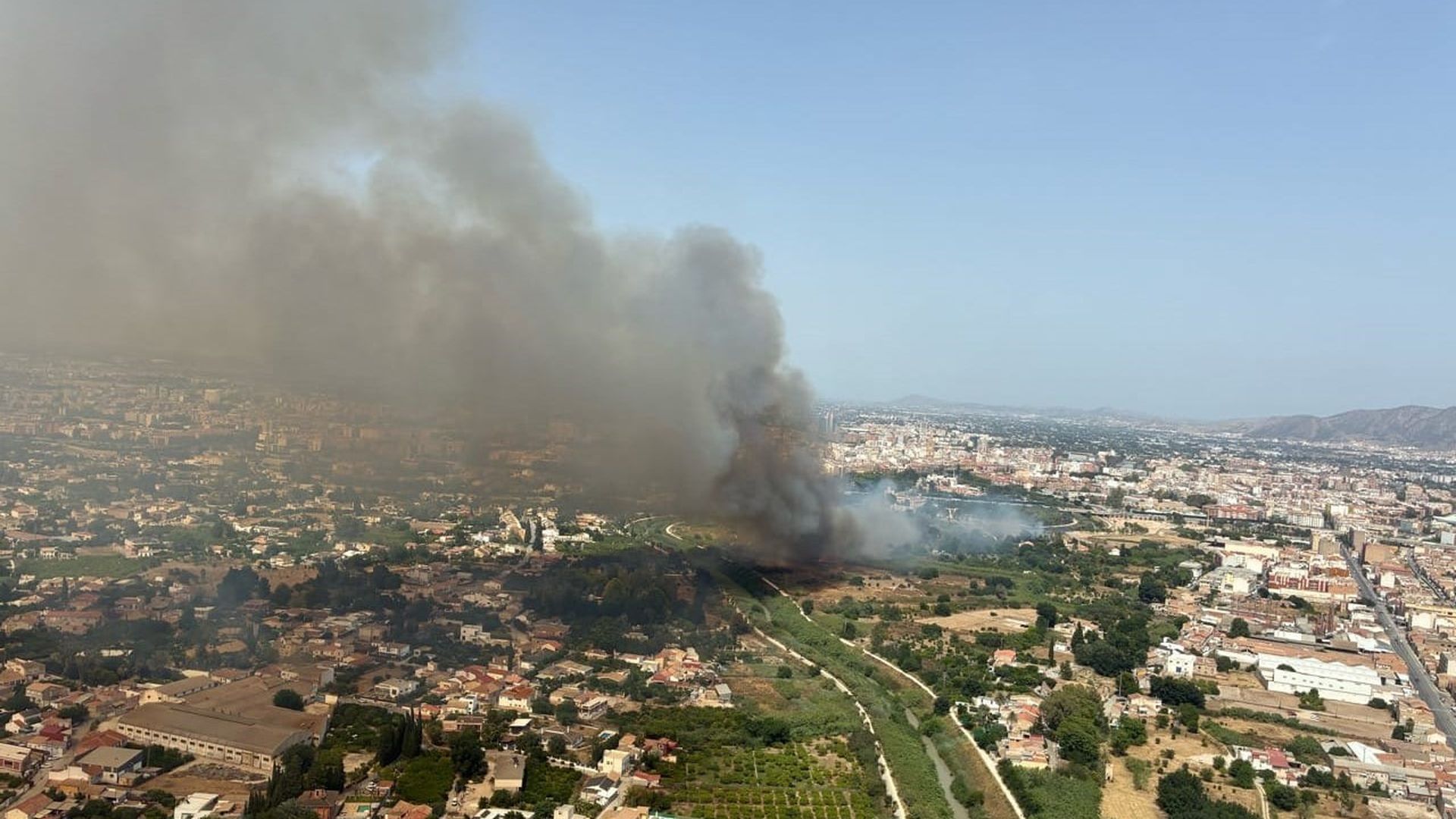 Vista aérea de la zona del río Segura en la que se está produciendo el incendio Vista aérea de la zona del río Segura en la que se está produciendo el incendio
