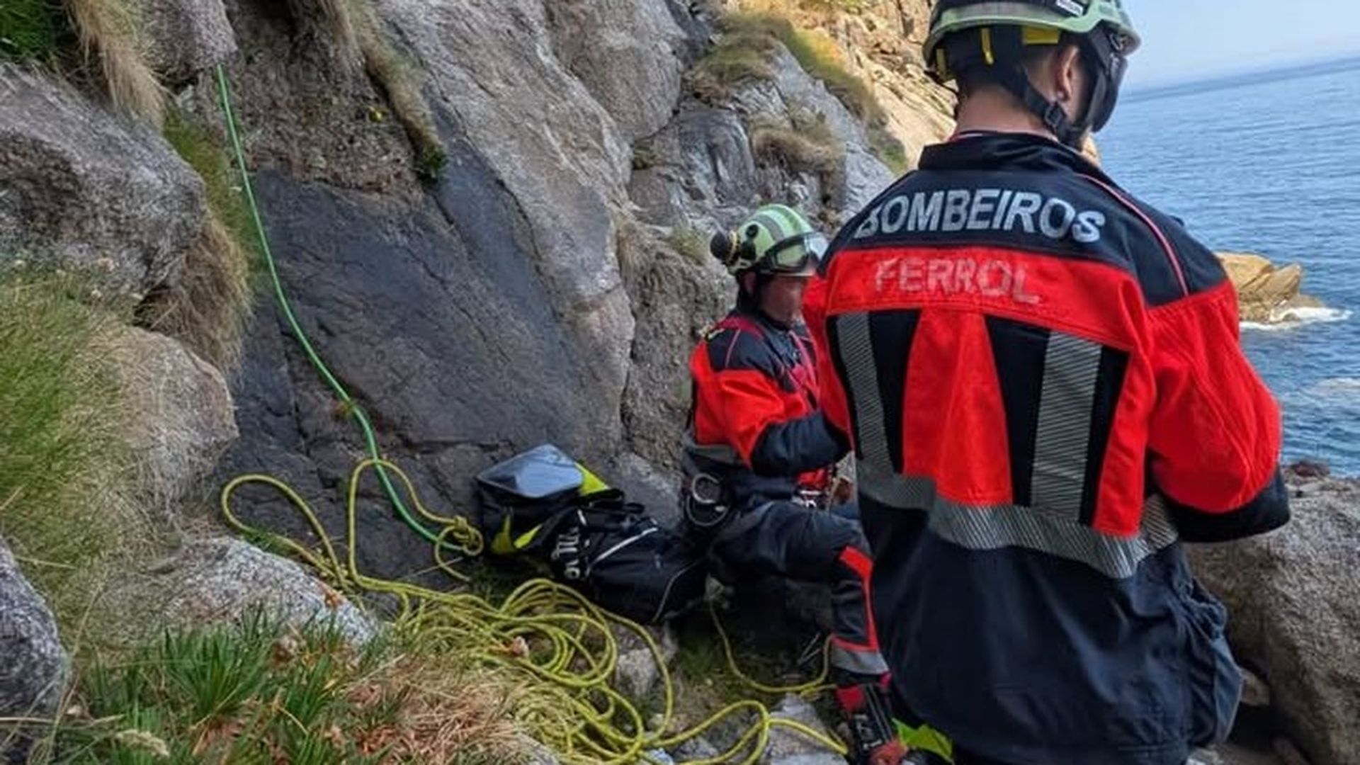 Bomberos de Ferrol durante un opeartivo de rescate en la costa Bomberos de Ferrol durante un opeartivo de rescate en la costa