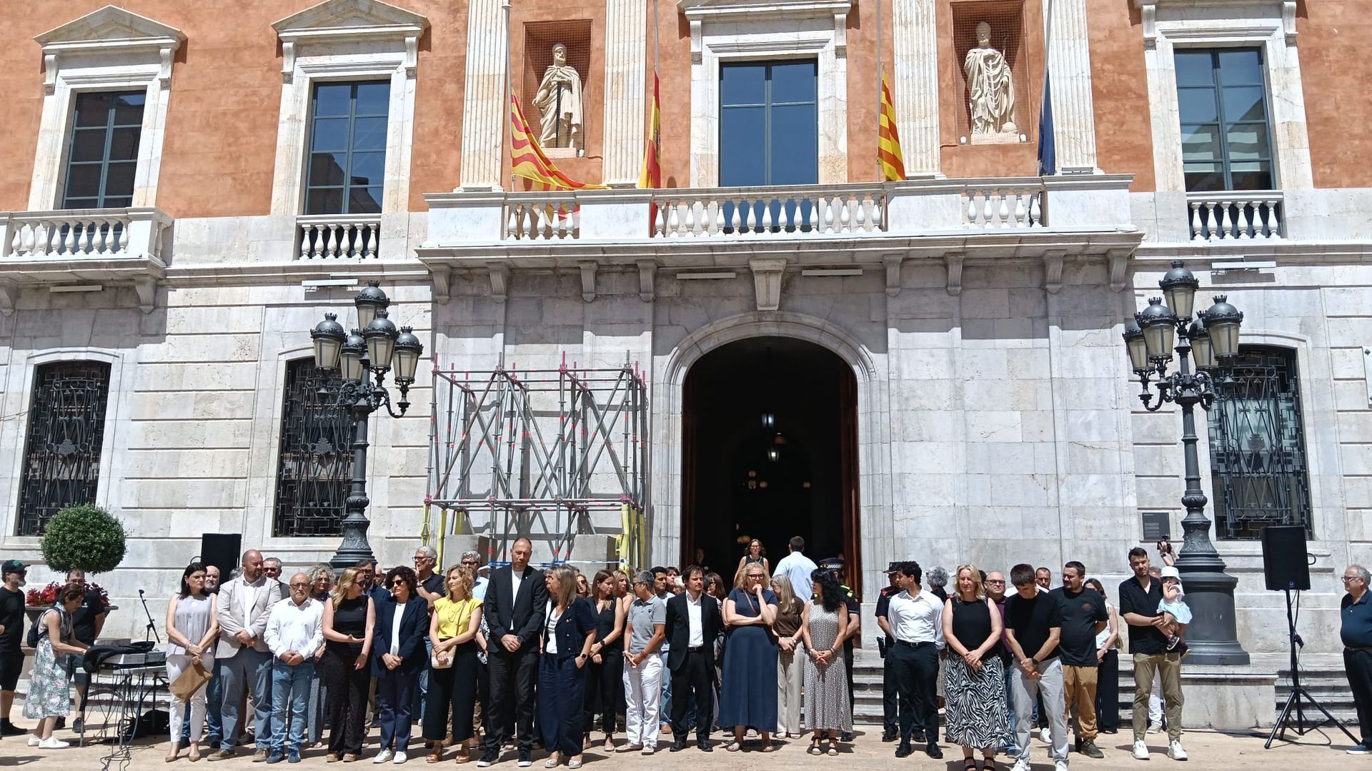 Doloroso minuto de silencio en Tarragona por la muerte de los tres menores fallecidos: la familia del primer fallecido no asistirá Doloroso minuto de silencio en Tarragona por la muerte de los tres menores fallecidos: la familia del primer fallecido no asistirá