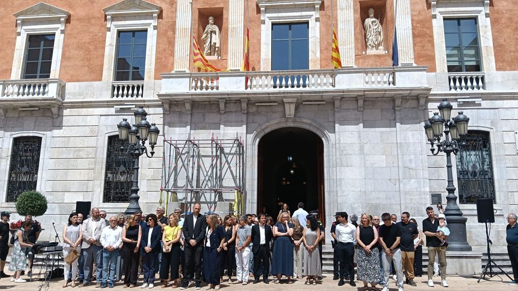 Doloroso minuto de silencio en Tarragona por la muerte de los tres menores fallecidos: "Cuando vidas tan jóvenes se apagan, se te encoge el corazón"