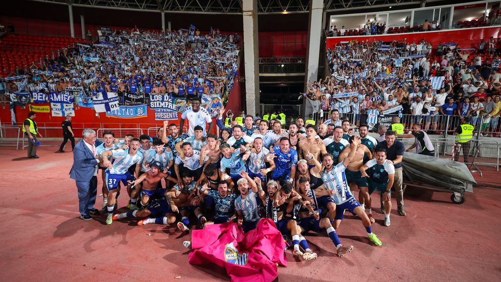 El Málaga CF arrasa en Almería y regresa a Primera ocho años después