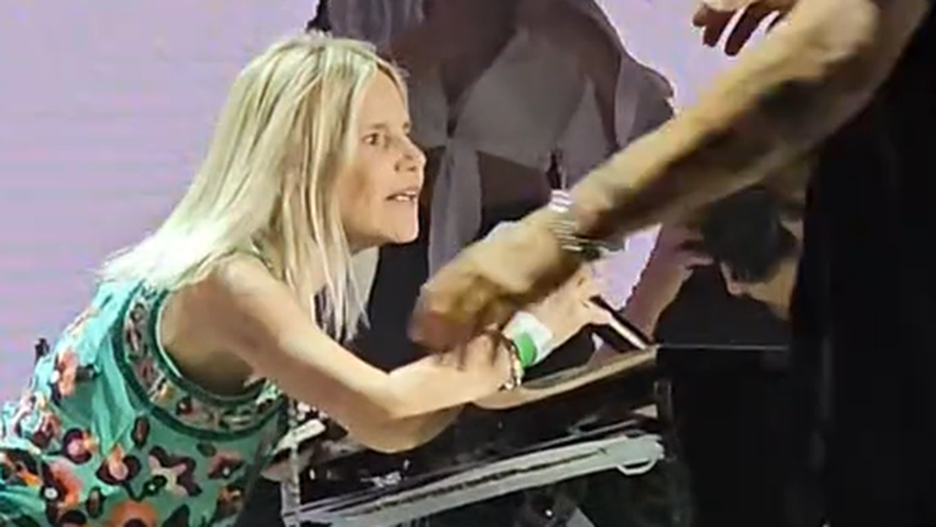 Eugenia Martínez de Irujo elogia a Pablo López durante su concierto y lo compara con Bad Bunny: "Este sí que es un artistazo" Eugenia Martínez de Irujo elogia a Pablo López durante su concierto y lo compara con Bad Bunny: "Este sí que es un artistazo"