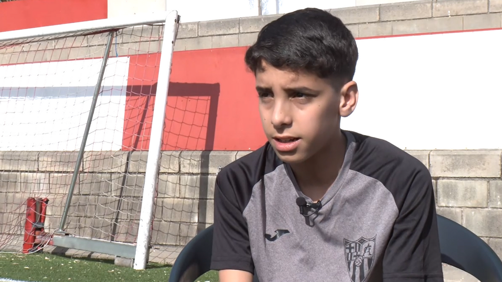 Ilyas, un niño de 13 años al que le han extraído el riñón y el uréter con una cirugía pionera en Barcelona: "En un mes podré jugar al fútbol"